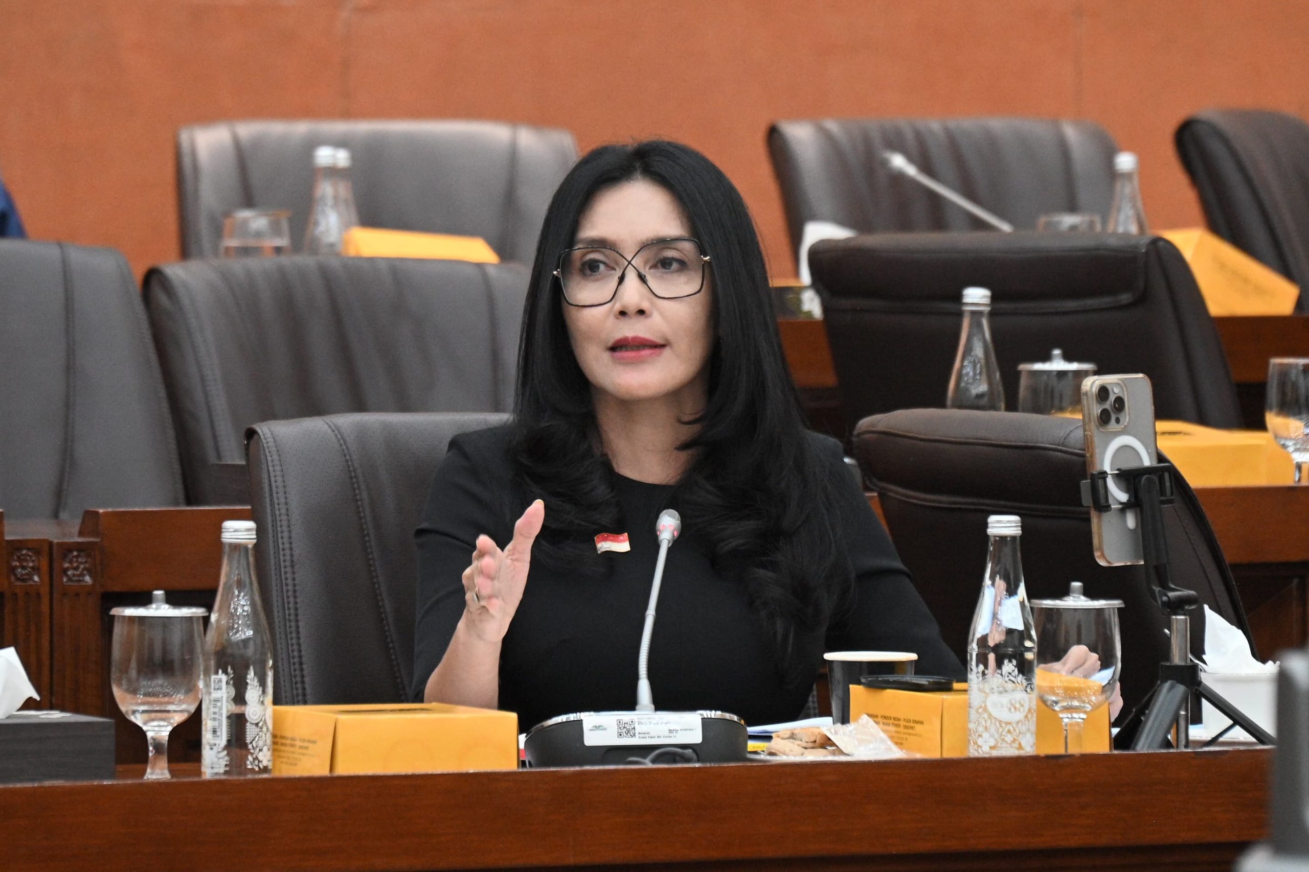 Anggota Komisi VI DPR RI Rieke Diah Pitaloka, saat mengikuti Rapat Dengar Pendapat Komisi VI DPR dengan jajaran direktur Utama PT Pupuk Indonesia, PT Pupuk Kalimantan Timur, PT Asuransi Jiwa IFG, dan PT Jiwasraya di Gedung Nusantara I, Senayan, Jakarta, Selasa (6/2/2025). Foto: Farhan/vel.