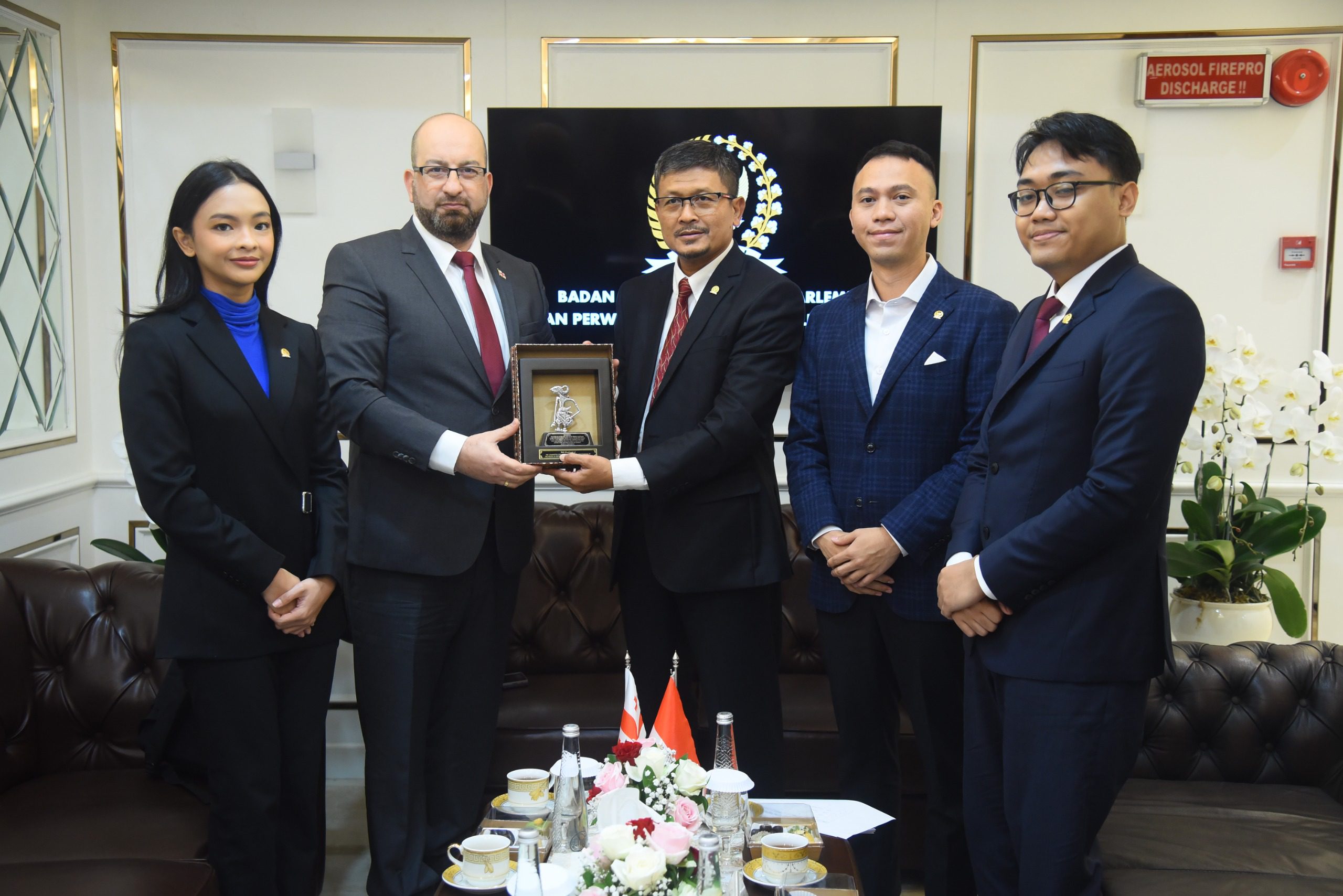 Wakil Ketua BKSAP DPR RI, Muhammad Husen Fadlulloh, dalam foto bersama usai menerima kunjungan Duta Besar Georgia untuk Indonesia, H.E. Mr. Tomike Nozadze, di Nusantara III Gedung DPR RI, Jakarta, Senin (10/2/2025). Foto: Runi/vel.