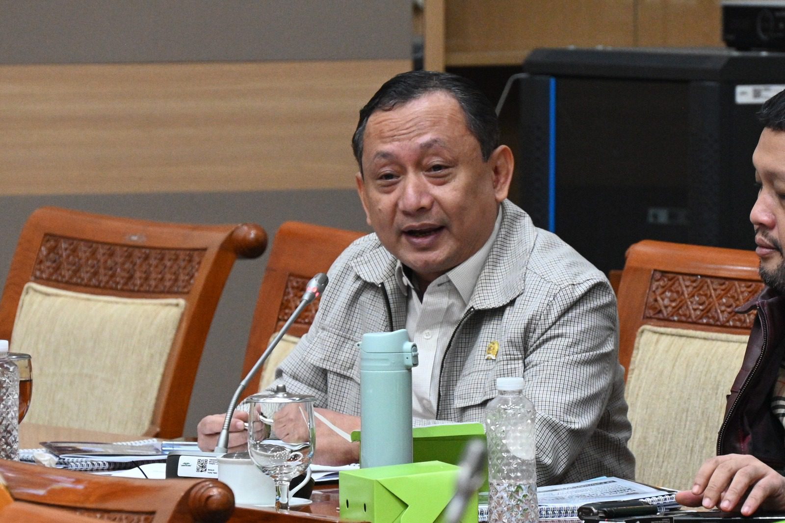 Anggota Komisi III Hasbiallah Ilyas, saat mengikuti Rapat Kerja (Raker) dan Rapat Dengar Pendapat (RDP) dengan mitra kerja Komisi III DPR RI, di Gedung Nusantara II, Senayan, Jakarta, Rabu (12/2/2025). Foto: Dep/vel.