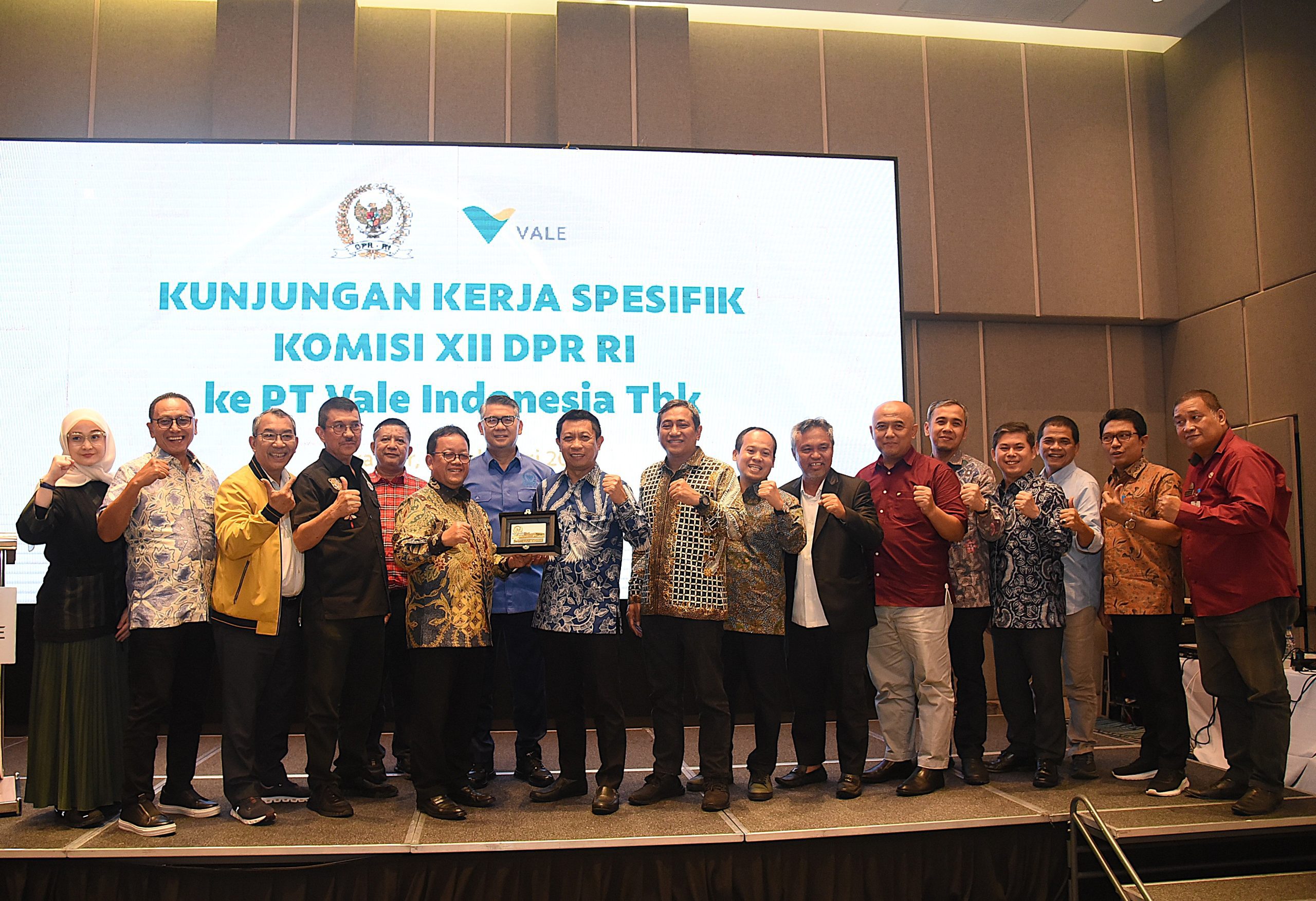 Wakil Ketua Komisi XII DPR RI, Sugeng Suparwoto foto bersama usai mengunjungi PT Vale Indonesia yang terletak di Desa Sorowako, Kabupaten Luwu Timur, Sulawesi Selatan, Minggu (16/7/2025). Foto : Arief/Andri.