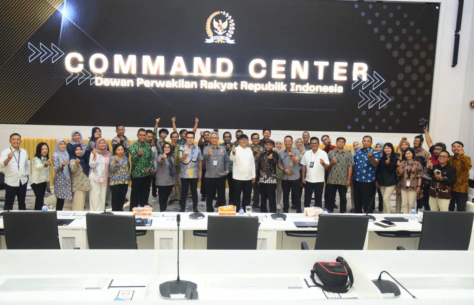Kepala Biro Pemberitaan Parlemen Setjen DPR RI Indra Pahlevi, dalam foto bersama usai menerima kunjungan Sekretariat dan Ketua DPRD Kota Yogyakarta beserta wartawan media Kota Yogyakarta di Gedung Nusantara, Selasa (18/2/2025). Foto: Runi/vel.