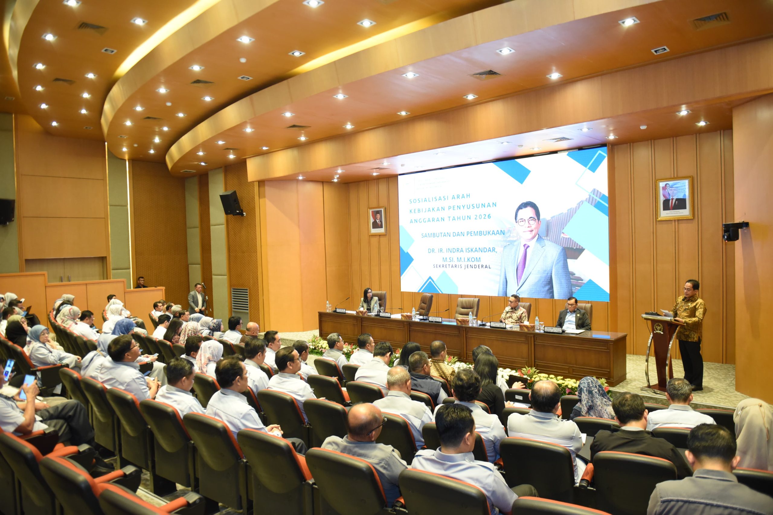 Sekjen DPR RI Indra Iskandar, saat membuka Sosialisasi Penyampaian Arah Kebijakan dan Program Prioritas Setjen DPR RI, di Ruang Abdul Muis, Gedung Nusantara, DPR RI, Senayan, Jakarta, Senin (24/2/2025). Foto: Jaka/vel.