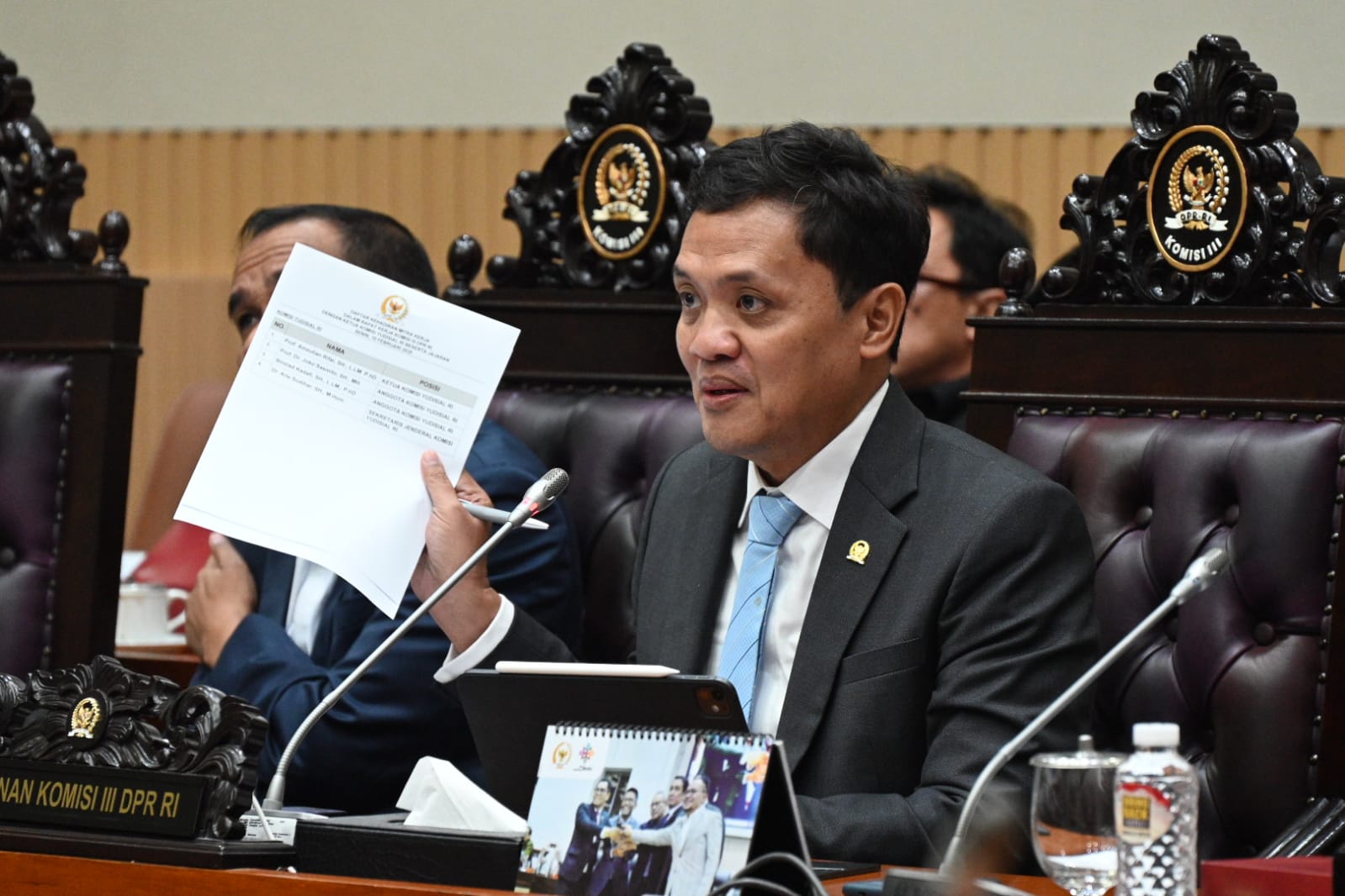 Ketua Komisi III DPR RI, Habiburokhman, saat memimpin rapat kerja Komisi III DPR dengan Ketua Komisi Yudisial, Amzulian Rifai, di ruang rapat Komisi III DPR, Senayan, Jakarta, Senin (10/2/2025). Foto: Dep/vel.