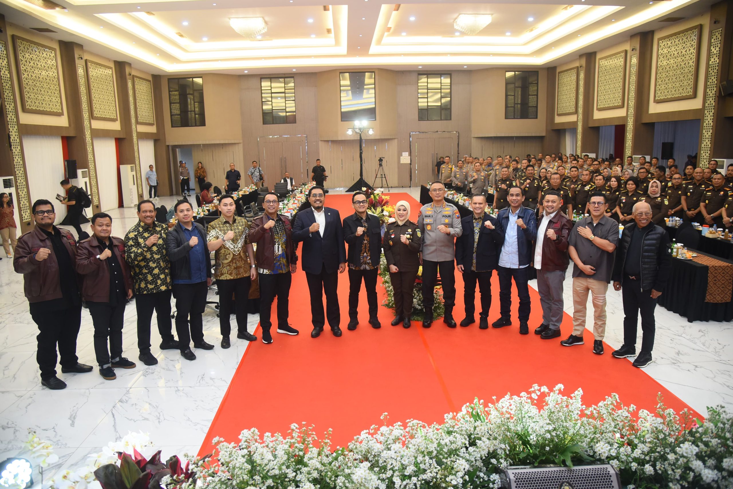 Anggota Komisi III DPR RI, Pulung Agustanto, dalam foto bersama usai pertemuan Kunjungan Kerja Spesifik Komisi III DPR ke Kepolisian Daerah Jawa Timur, Jumat (21/2/2025). Foto: Runi/vel.