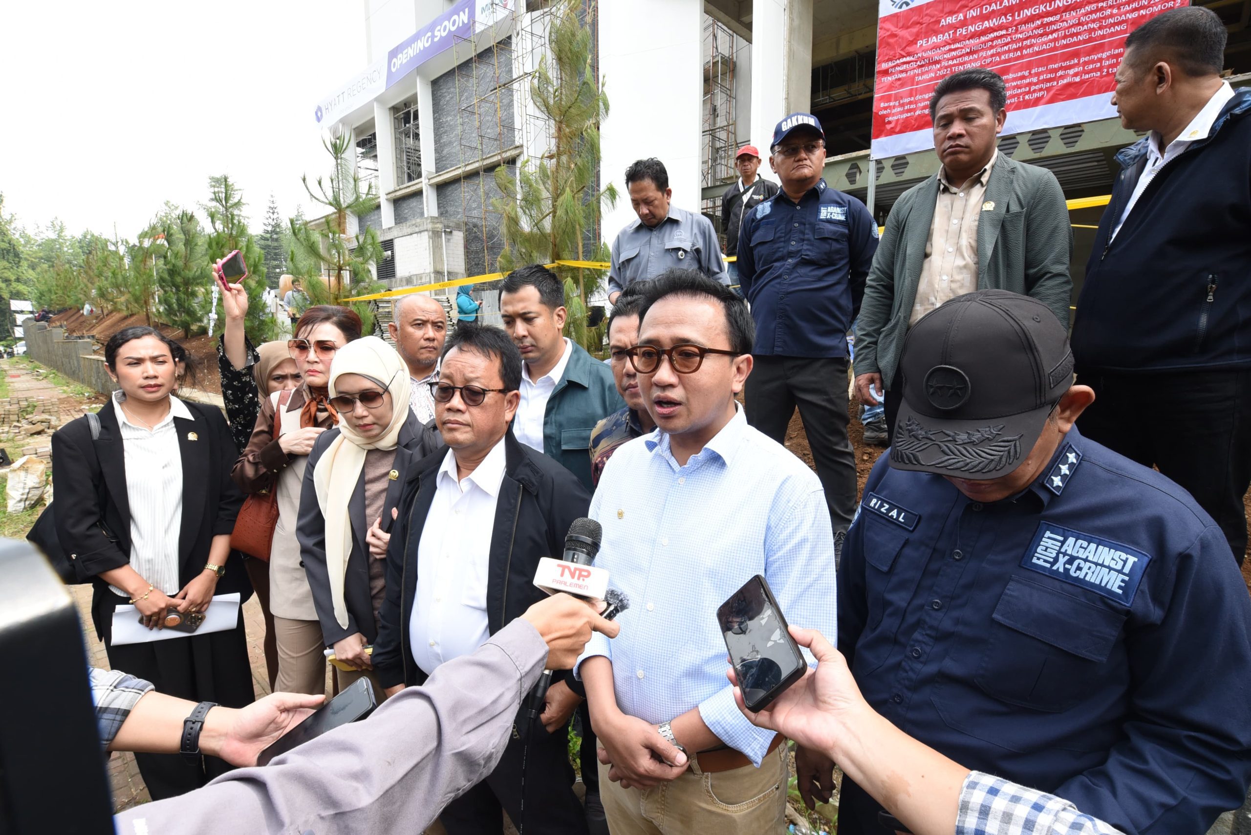 Wakil Ketua Komisi XII DPR RI, Bambang Haryadi, saat diwawancara awak media usai memimpin Panja Lingkungan Hidup Komisi XII DPR RI meninjau pembangunan Proyek MNC Lido City di Bogor. Foto: Jaka/vel.