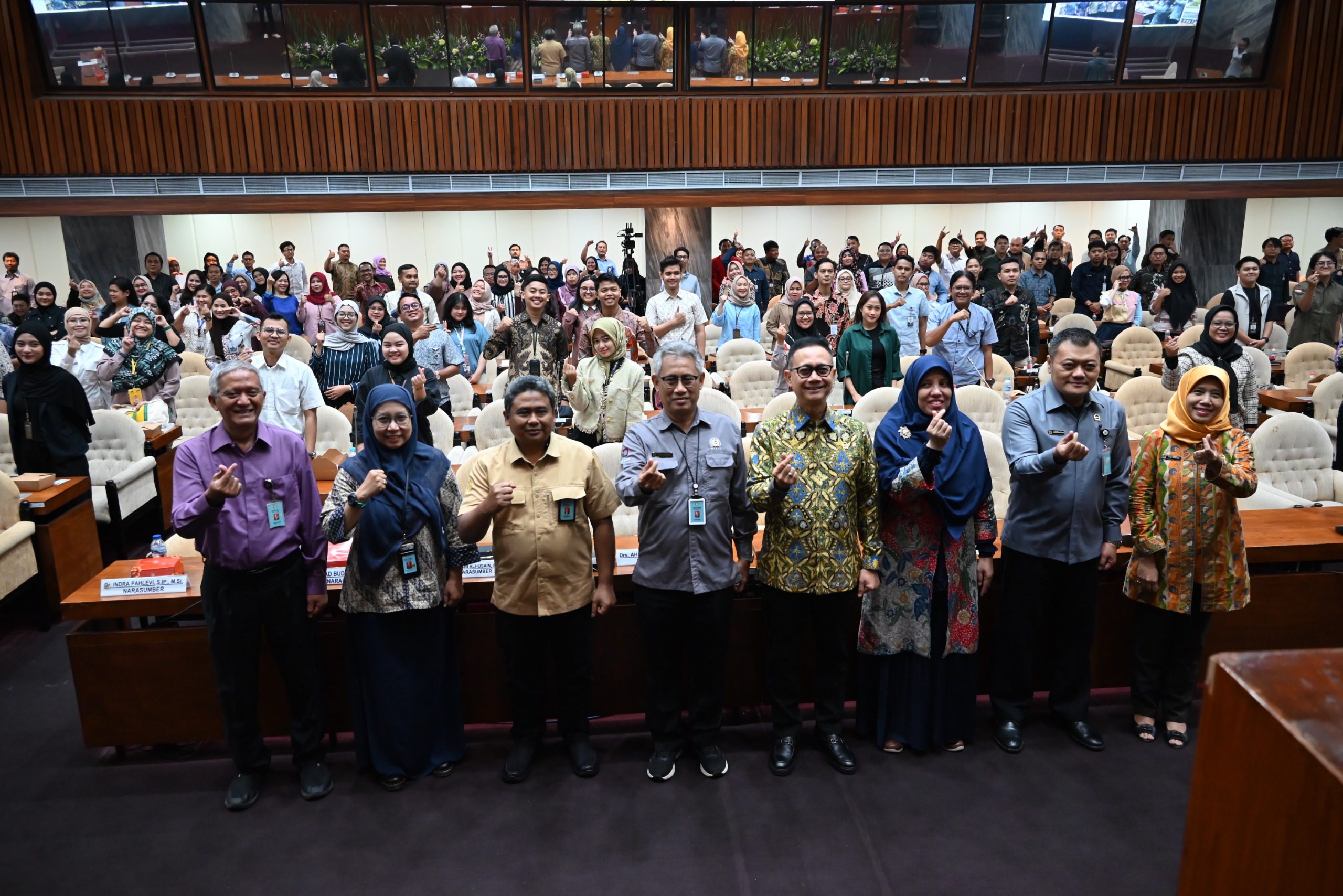 Deputi Bidang Administrasi Sekretariat Jenderal (Setjen) DPR RI, Sumariyandono, dalam foto bersama usai membuka kegiatan Orientasi bagi Staf Administrasi Anggota, di Gedung Nusantara, Senayan, Jakarta, Selasa (25/2/2025). Foto: Prima/vel.