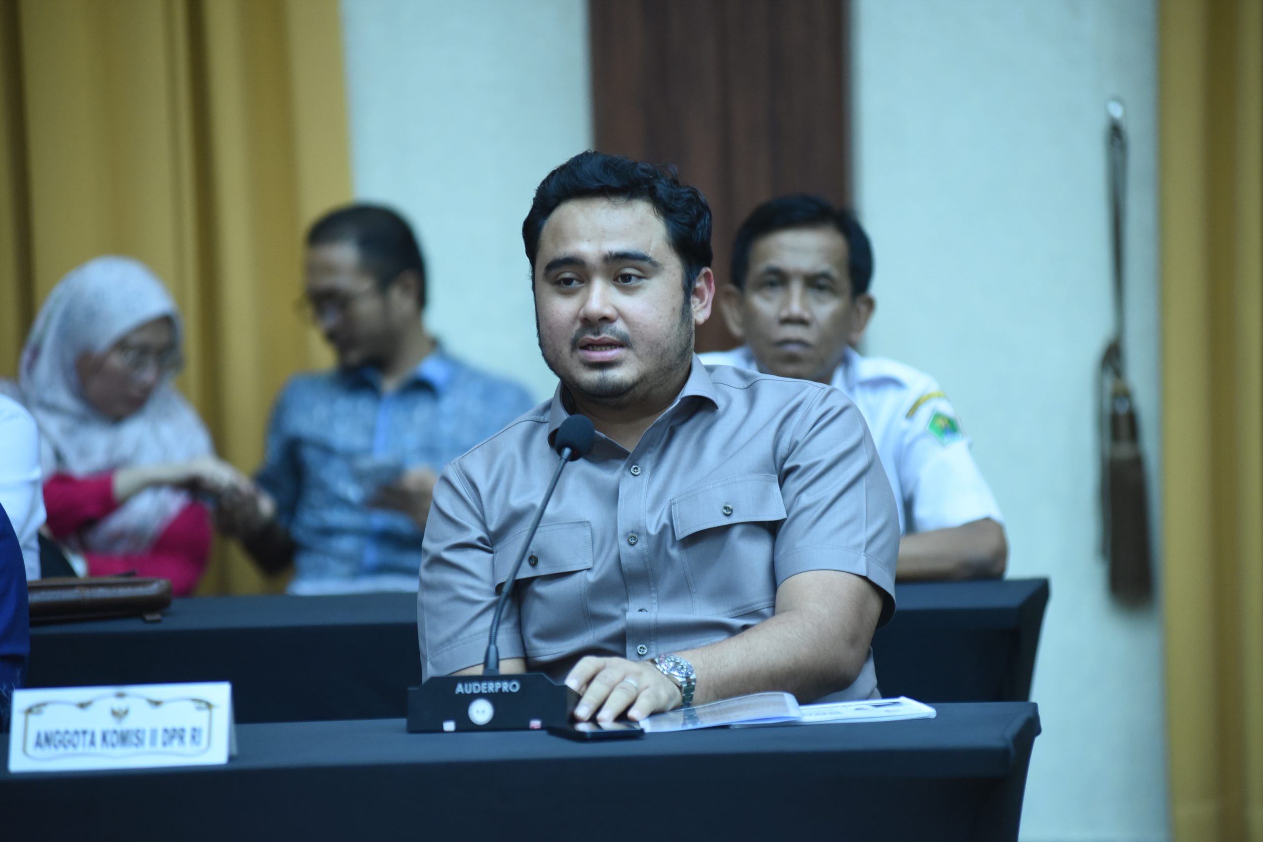 Anggota Komisi II DPR RI, Ahmad Irawan, saat mengikuti kunjungan spesifik (Kunspek) Komisi II ke Kantor Pemprov Jawa Timur, Surabaya, Rabu (5/2/2025). Foto: Jaka/vel.