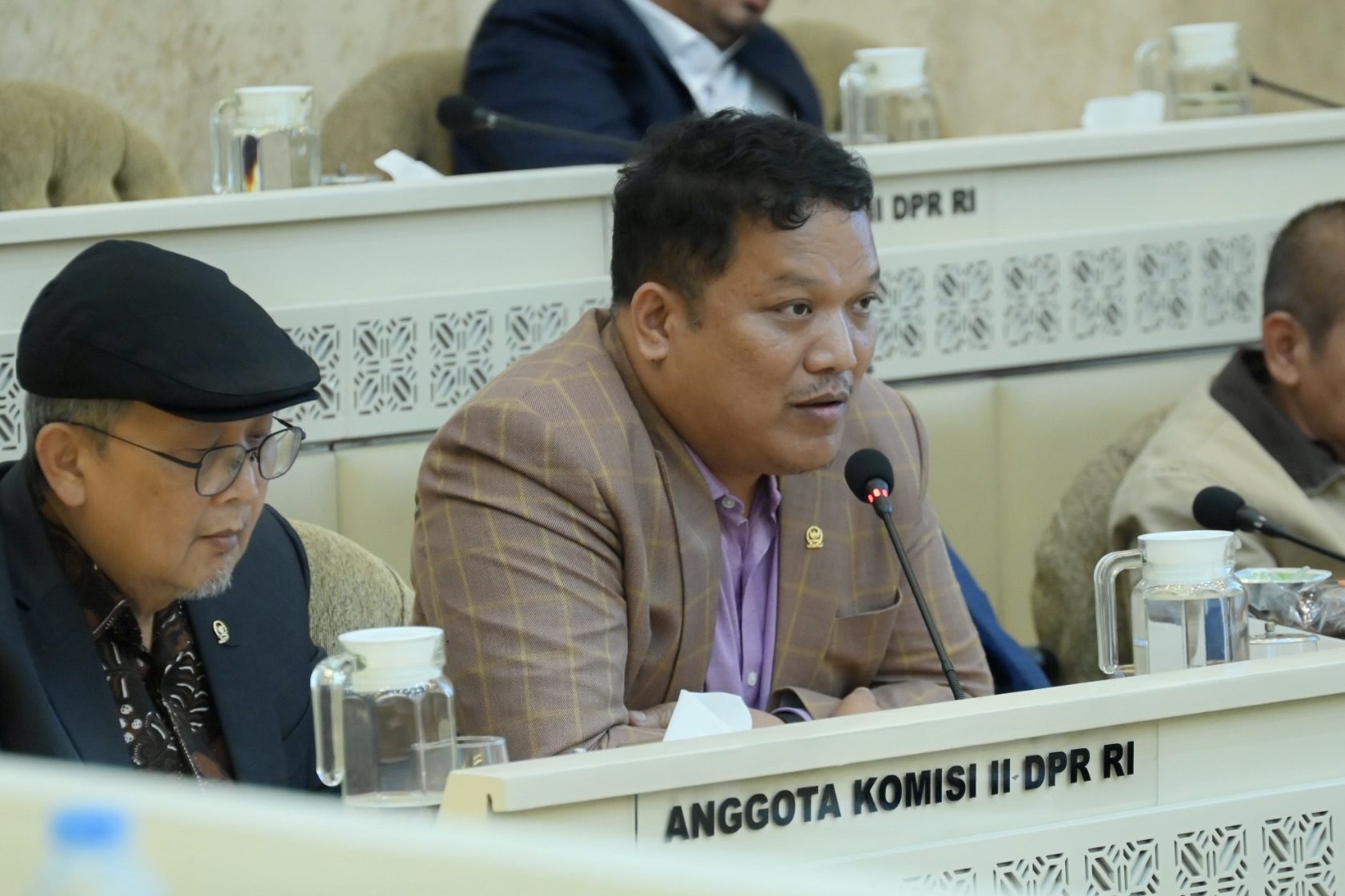 Anggota Komisi II DPR RI, Edi Oloan Pasaribu, saat mengikuti Rapat Dengar Pendapat Komisi II DPR RI dengan Kepala Otorita IKN, Basuki Hadimuljono, di Kompleks Parlemen, Senayan, Jakarta, Rabu (12/2/2025). Foto: Mentari/vel.