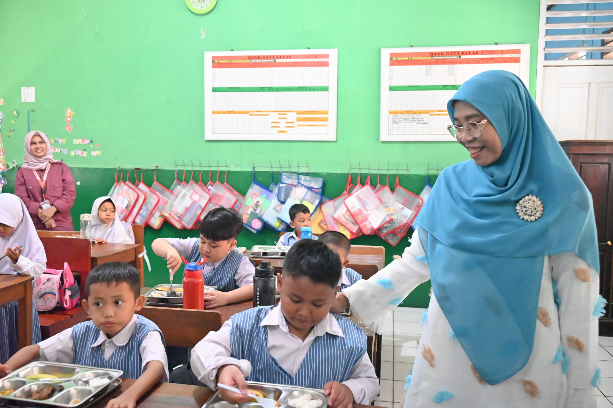 Ketua BAM, Netty Prasetiyani, saat melihat langsung pelaksanaan program MBG dalam Kunjungan Kerja Spesifik BAM ke Kab. Purwakarta, Kamis (13/2/2025). Foto: Yasmin/vel.