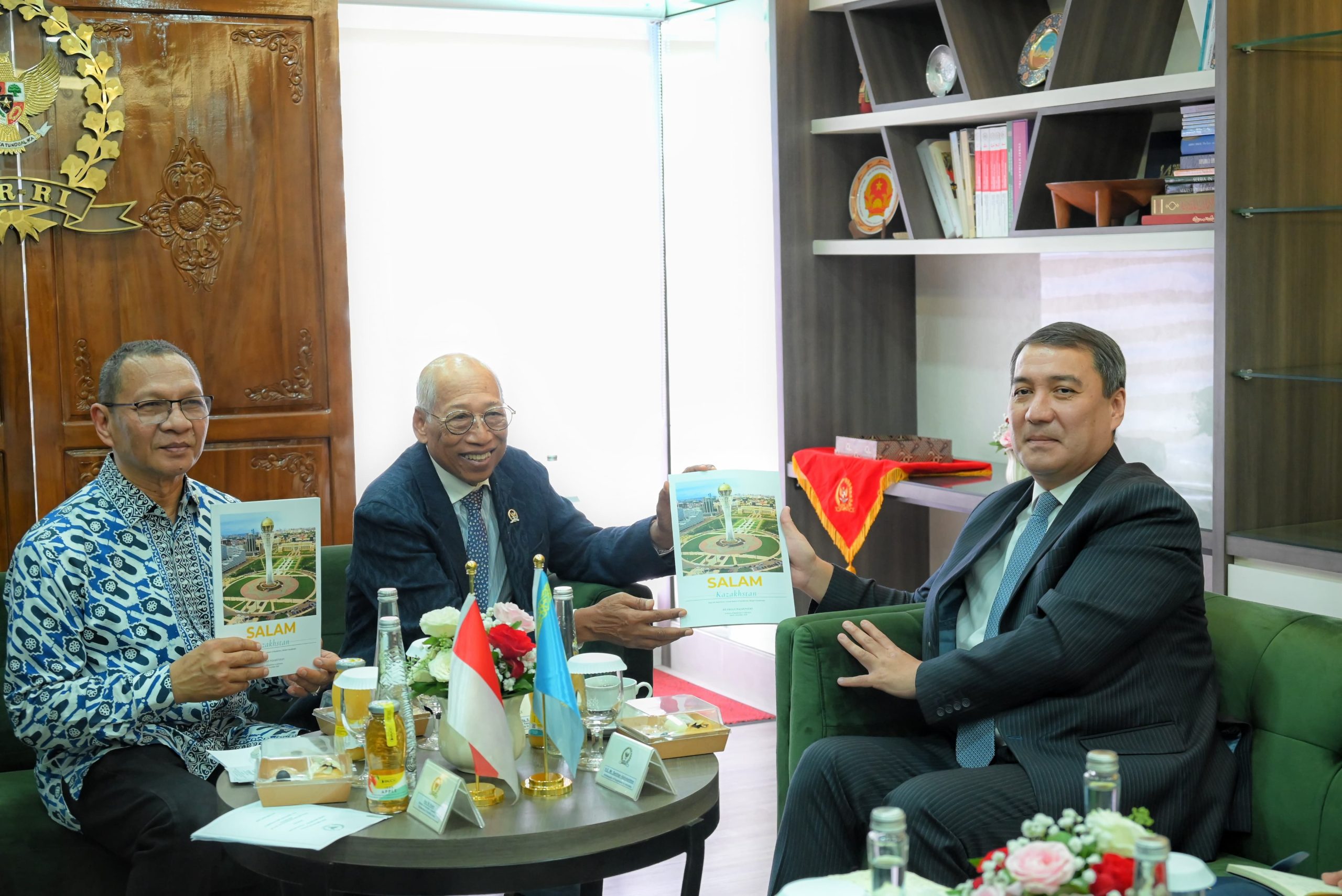 Ketua Delegasi GKSB Kazakhstan I Wayan Sudirta, saat melakukan pertemuan dengan Dubes Kazakhstan untuk Indonesia H.E Serzhan Abdykarimov di Gedung Nusantara III, Senayan, Jakarta, Senin (24/2/2025). Foto: Mentari/vel.