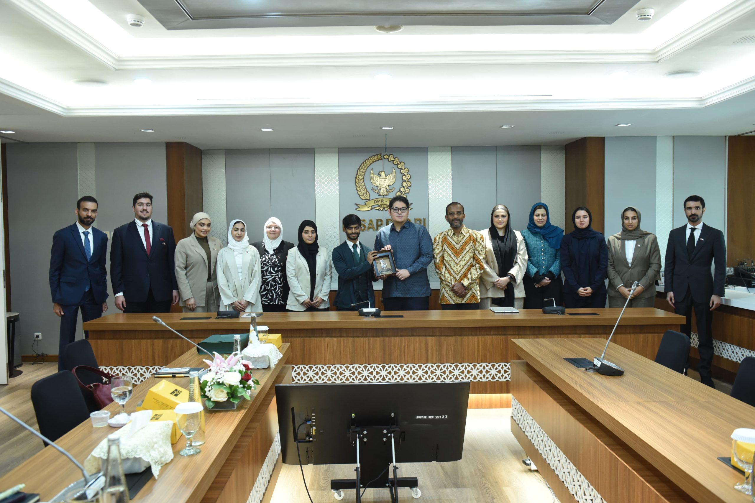 Wakil Ketua BKSAP Ravindra Airlangga, saat bertukar cenderamata usai melakukan pertemuan dengan delegasi Anwar Gargash Diplomatic Academy (AGDA) UEA, di Gedung Nusantara III, Senayan, Jakarta, Selasa (25/2/2025). Foto: Jaka/vel.