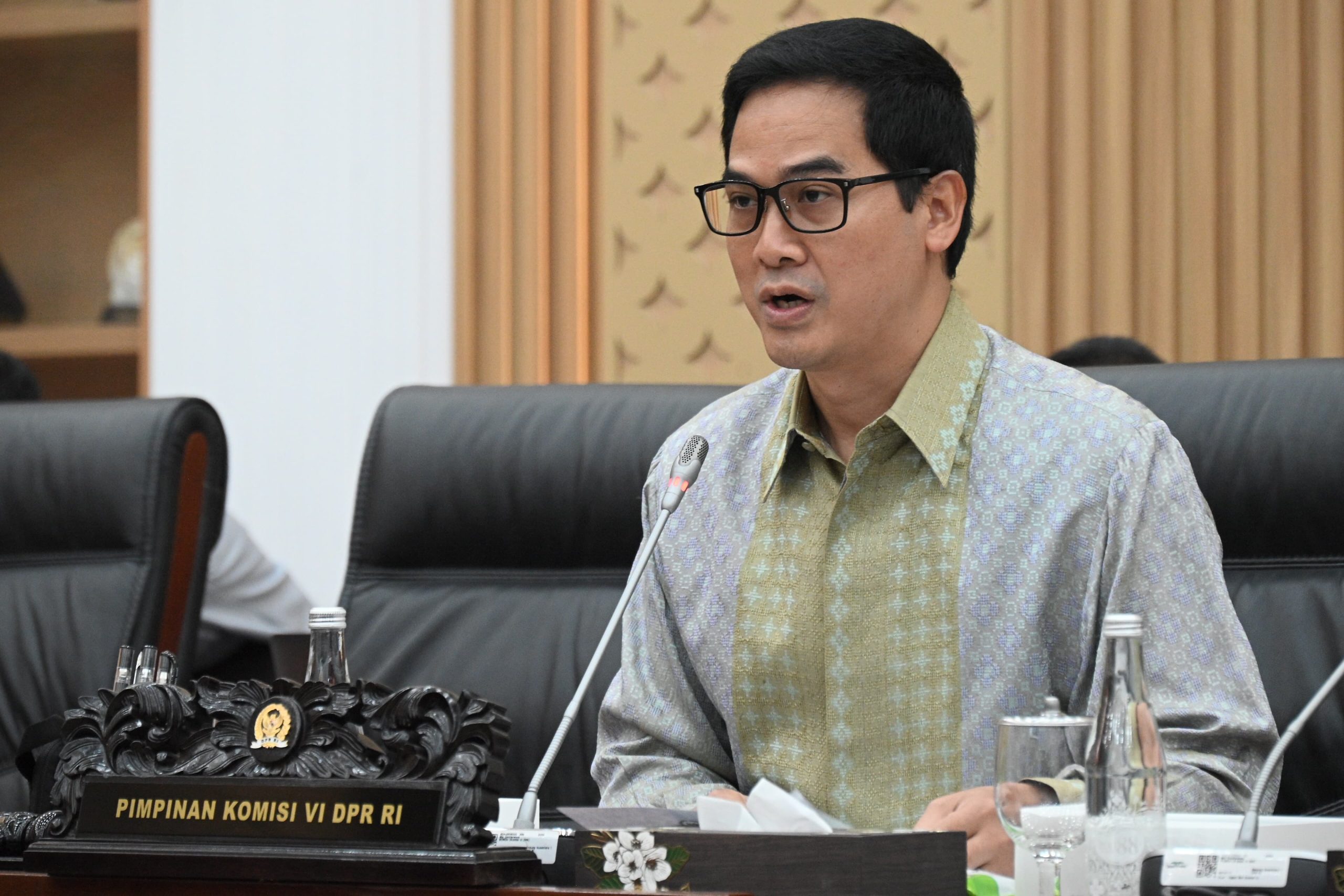 Wakil Ketua Komisi VI DPR RI Adisatrya Suryo Sulisto, saat memimpin agenda Rapat Dengar Pendapat Komisi VI DPR RI dengan Dewan Pimpinan Pusat FSPAI di Gedung Nusantara I, Senayan, Jakarta, Senin (10/2/2025). Foto: Farhan/vel.