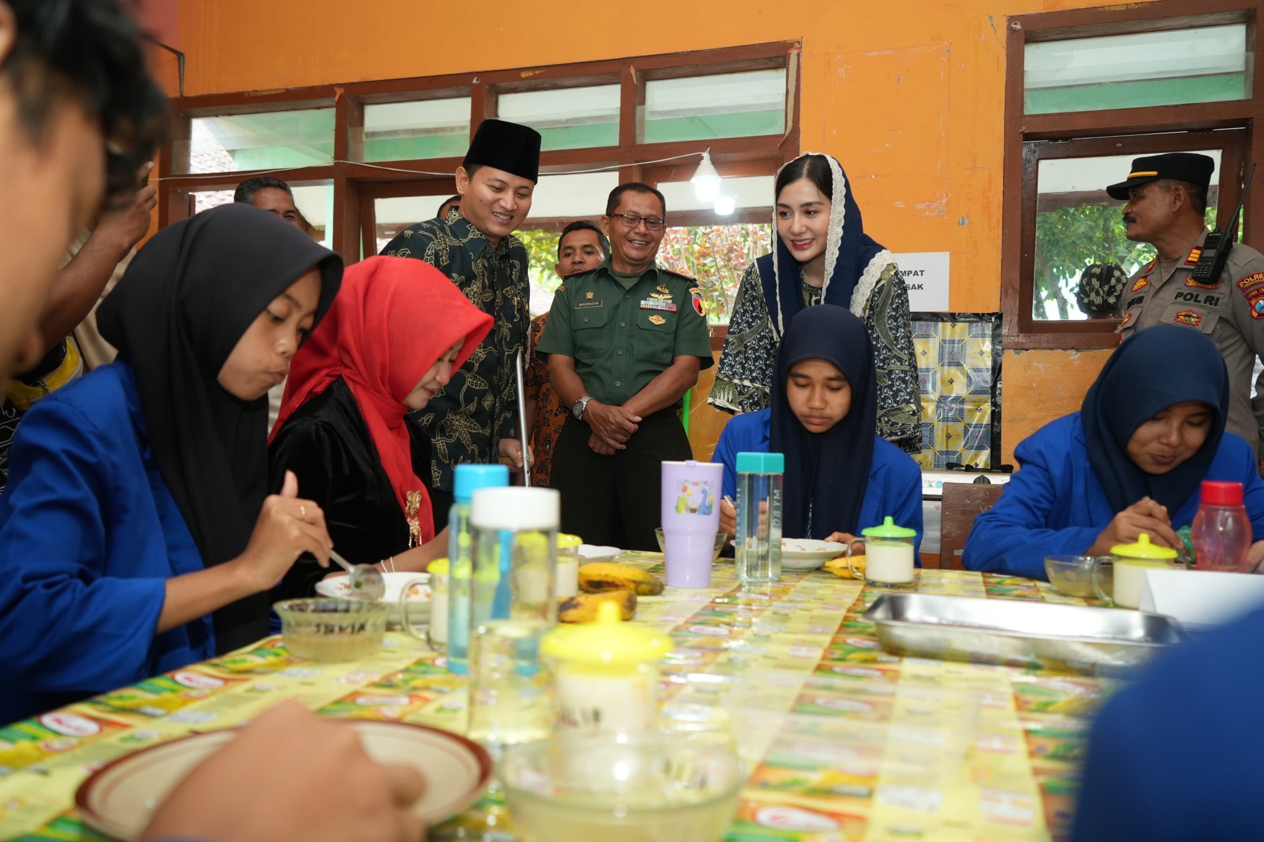 Anggota DPR RI Dapil Jawa Timur VII Novita Hardini, saat meninjau langsung uji coba program Makan Bergizi Gratis di dua SMP di Kecamatan Suruh, Trenggalek, Jawa Timur, Kamis (30/1/2025). Foto: Ist/vel.