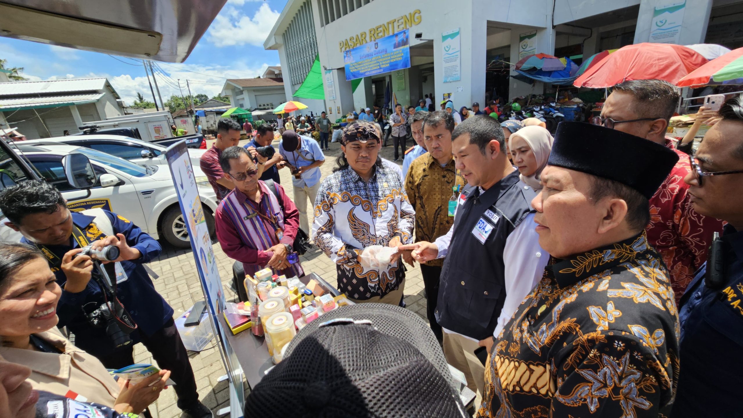 Anggota Komisi IX DPR RI Muazzim Akbar saat peninjauan ke Pasar Renteng di Lombok Tengah, Provinsi NTB, Kamis (27/2/2025). Foto : Rdn/Andri.