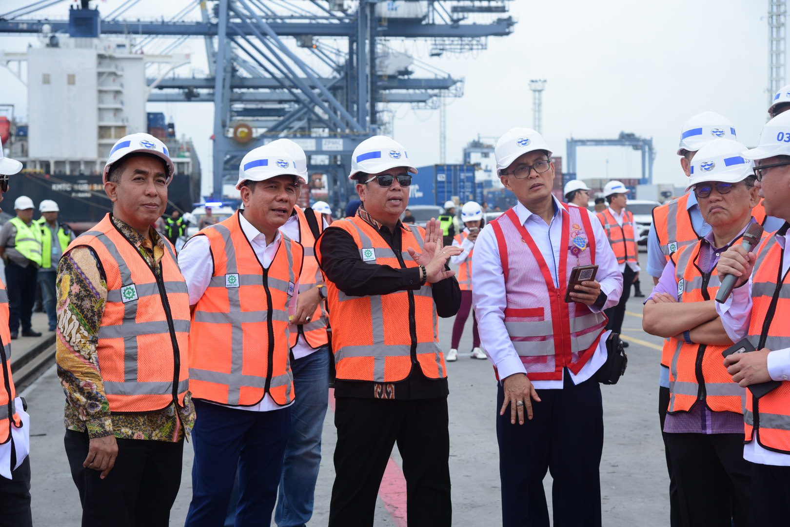 Ketua Tim Kunjungan Lapangan Komisi V DPR RI ke Pelabuhan Tanjung Priok, Lasarus saat memimpin kunjungan tersebut di Pelabuhan Tanjung Priok, Jakarta, Senin (3/2/2025). Foto : Oji/Andri.