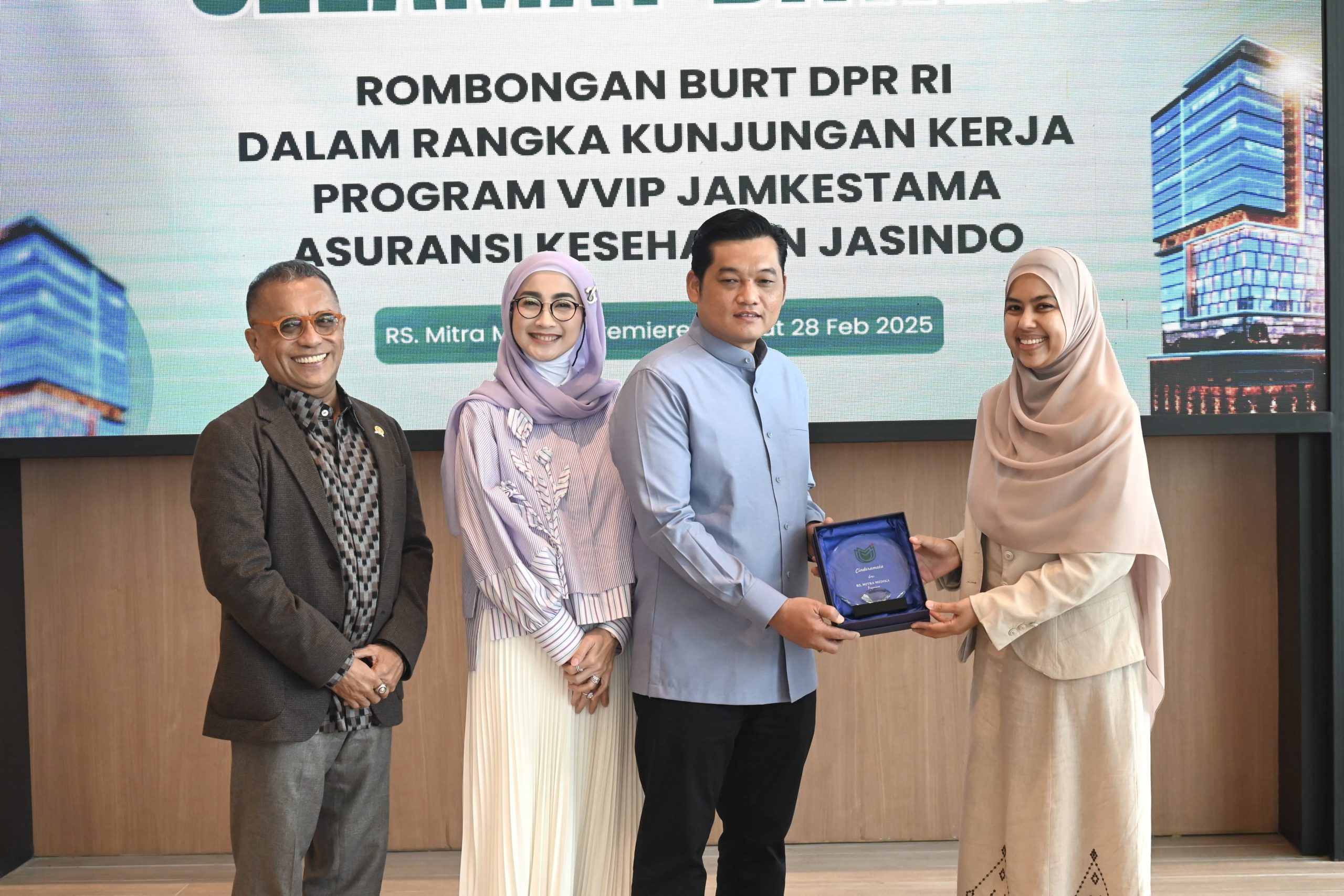 Wakil Ketua BURT DPR RI Ilham Pangestu, saat bertukar cenderamata dalam rangka kunjungan kerja BURT DPR RI ke RS Mitra Medika Premiere Medan, Jumat (28/3/2025). Foto: Hanum/vel.