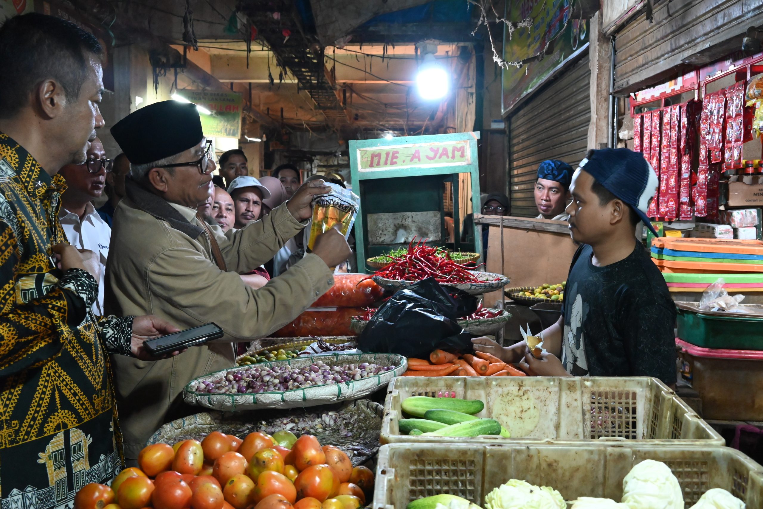 Wakil Ketua BAM DPR RI, Agun Gunandjar Sudarsa, saat mengecek harga Minyakita dalam kunjungan ke Pasar Induk Rau, Serang, Banten, pada Kamis (6/3/2025). Foto: Balggys/vel.