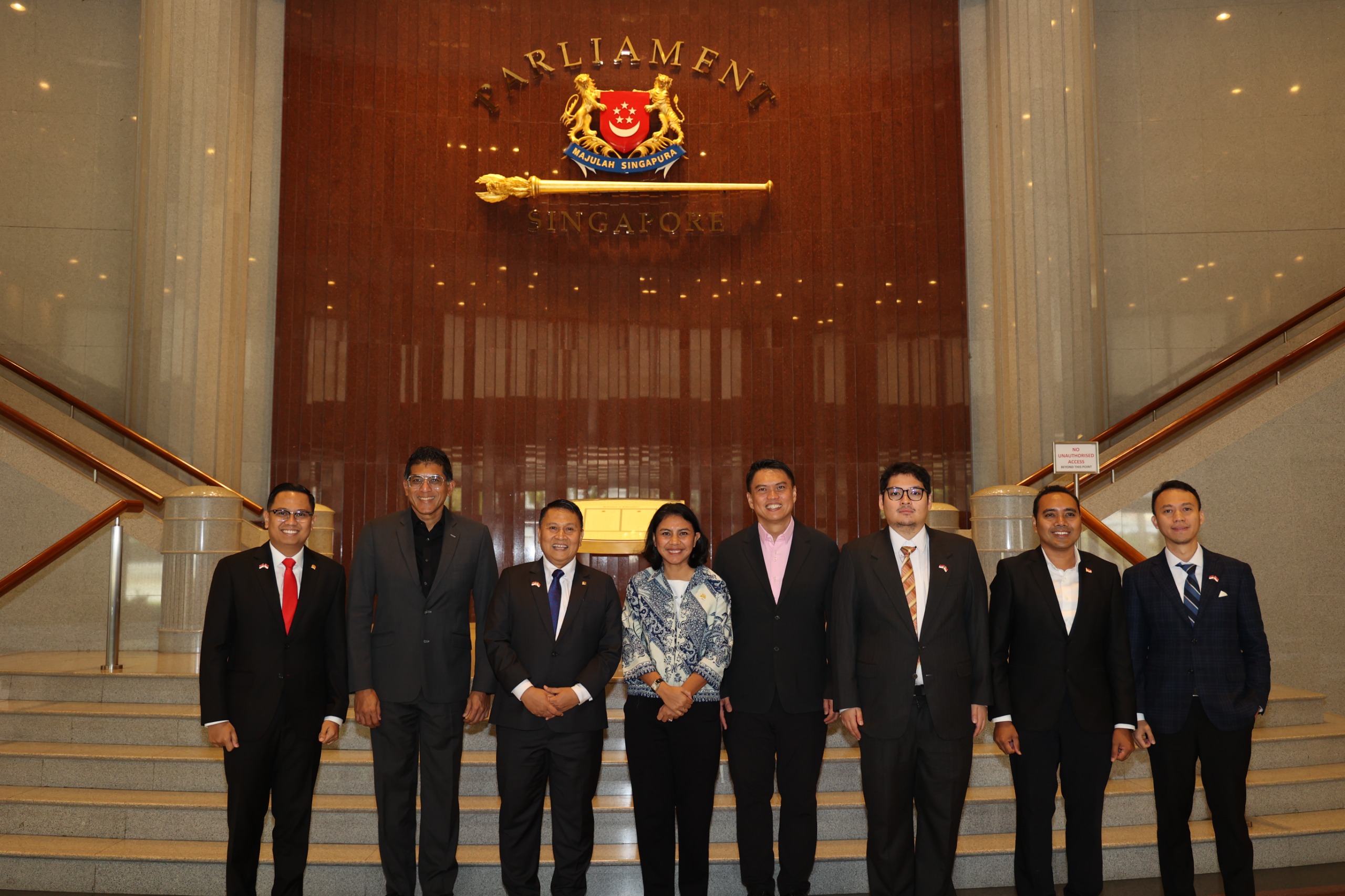 Ketua BKSAP DPR RI Mardani Ali Sera, bersama delegasi BKSAP DPR RI saat kunjungan diplomasi ke Parlemen Singapura. Foto: Ist/vel.