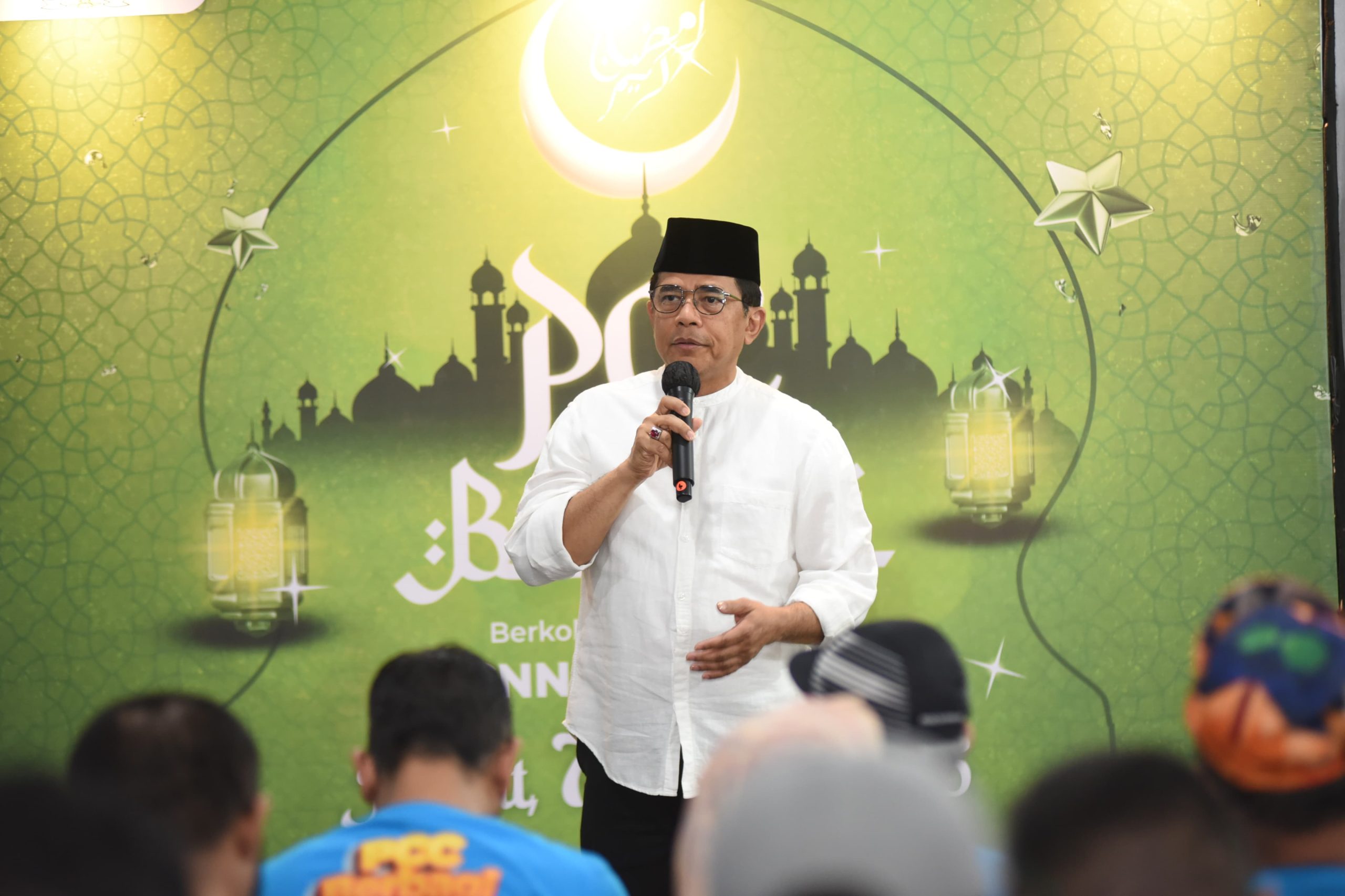 Sekretaris Jenderal (Sekjen) DPR RI Indra Iskandar saat acara berbagi dengan Panti Yatim Indonesia, yang digelar oleh PCC DPR RI di Jakarta, Jumat (7/3/2025). Foto : Jaka/Andri.