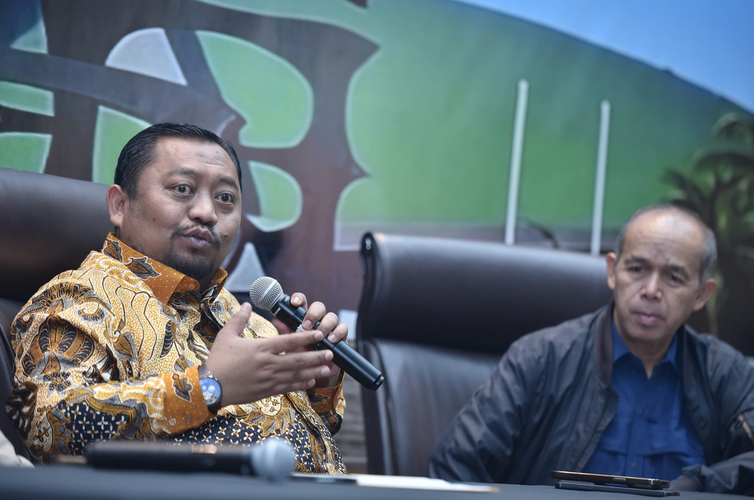 Anggota Komisi V DPR RI, Yanuar Arif Wibowo dalam diskusi Forum Legislasi yang bertema Revisi UU LLAJ Diharapkan mengatur status hukum pengemudi transportasi online hingga tarif layanan di Gedung Nusantara I, Senayan, Jakarta, Selasa (11/3/2025). Foto : Azka.
