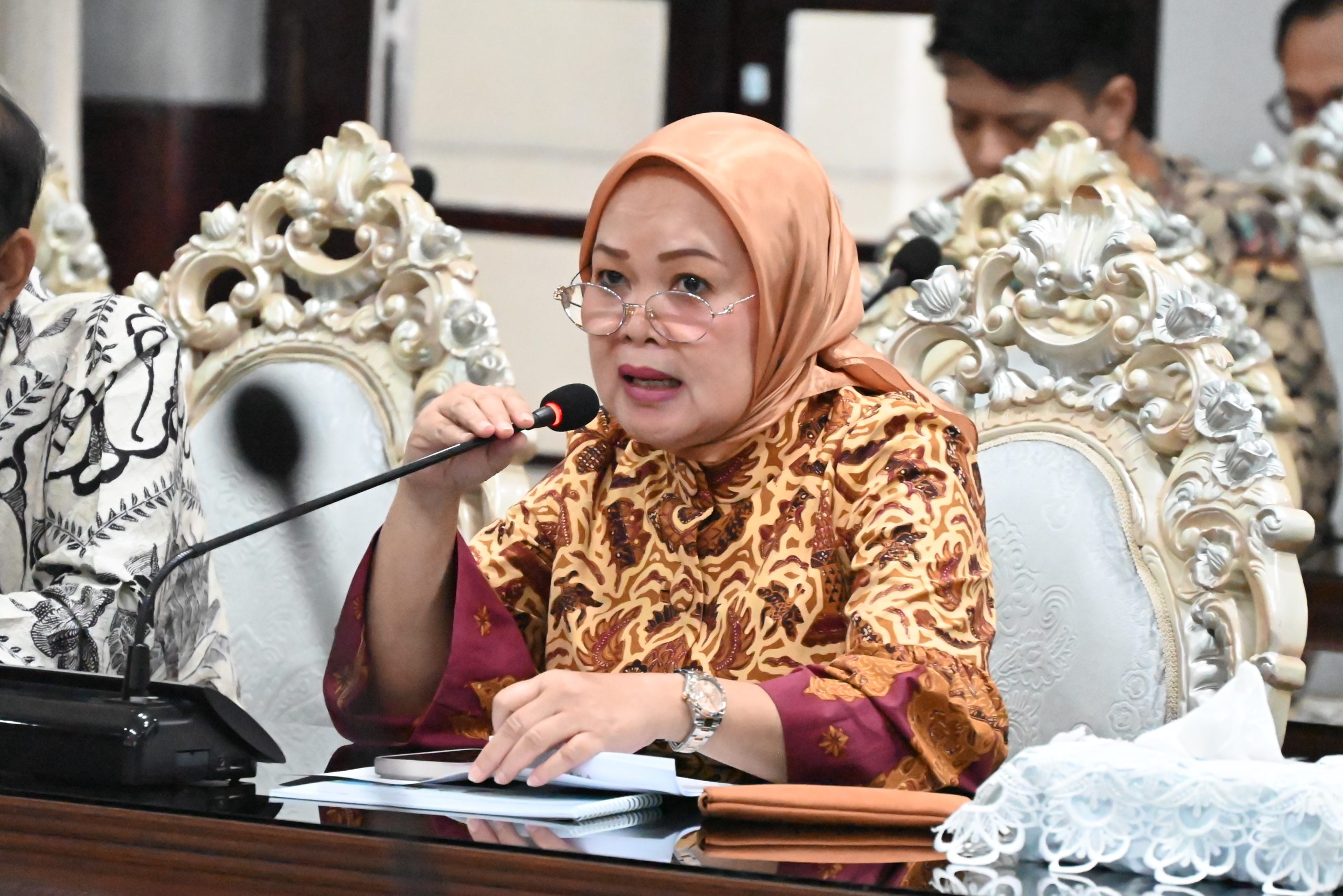 Anggota Komisi IX DPR RI Sri Meliyana saat mengikuti kunjungan kerja ke kantor Wali Kota Surabaya, Jawa Timur, pada Kamis (13/03/2025). Foto : Estu/Andri.