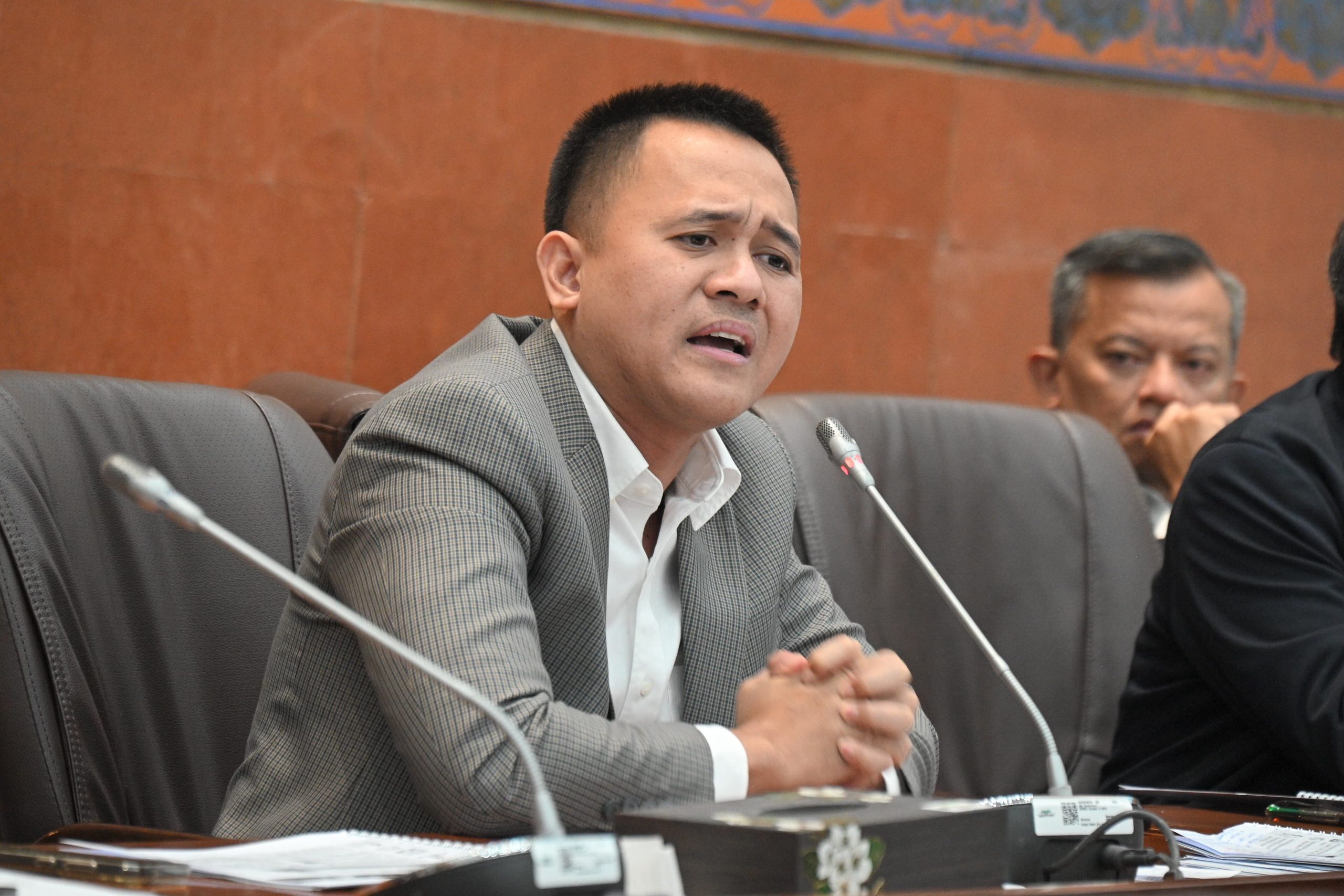 Anggota Komisi VI DPR RI Mufti Anam dalam Rapat Kerja Komisi VI DPR RI dengan Menteri Perdagangan Budi Santoso dan Rapat Dengar Pendapat dengan Direktur Utama Perum Bulog Novi Helmy Prasetya di Gedung Nusantara I, DPR RI, Senayan, Jakarta, Senin (3/3/2025). Foto : farhan/Andri.