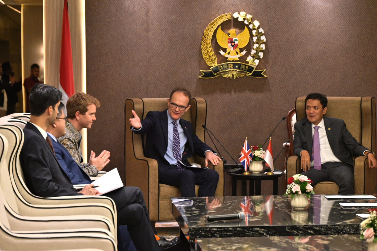 Ketua Komisi III Habiburokhman, menerima kunjungan Duta Besar Inggris untuk Indonesia, Dominic Jermey, di Ruang Delegasi Nusantara III, Senayan, Jakarta, Selasa (11/3/2025). Foto : Devi.
