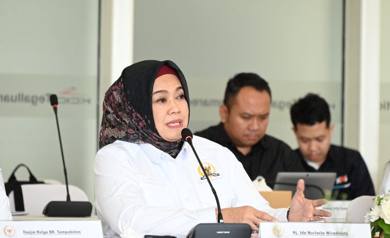 Anggota Komisi VI DPR RI, Ida Nurlaela Wiradinata, saat mengikuti Kunjungan Kerja Spesifik Komisi VI DPR RI dengan Kementerian BUMN, PT KAI (Persero), KCIC, dan Perum Damri di Stasiun Kereta Cepat Tegalluar Summarecon, Kabupaten Bandung, Jawa Barat, Jumat (21/3/2025). Foto: Saum/vel.