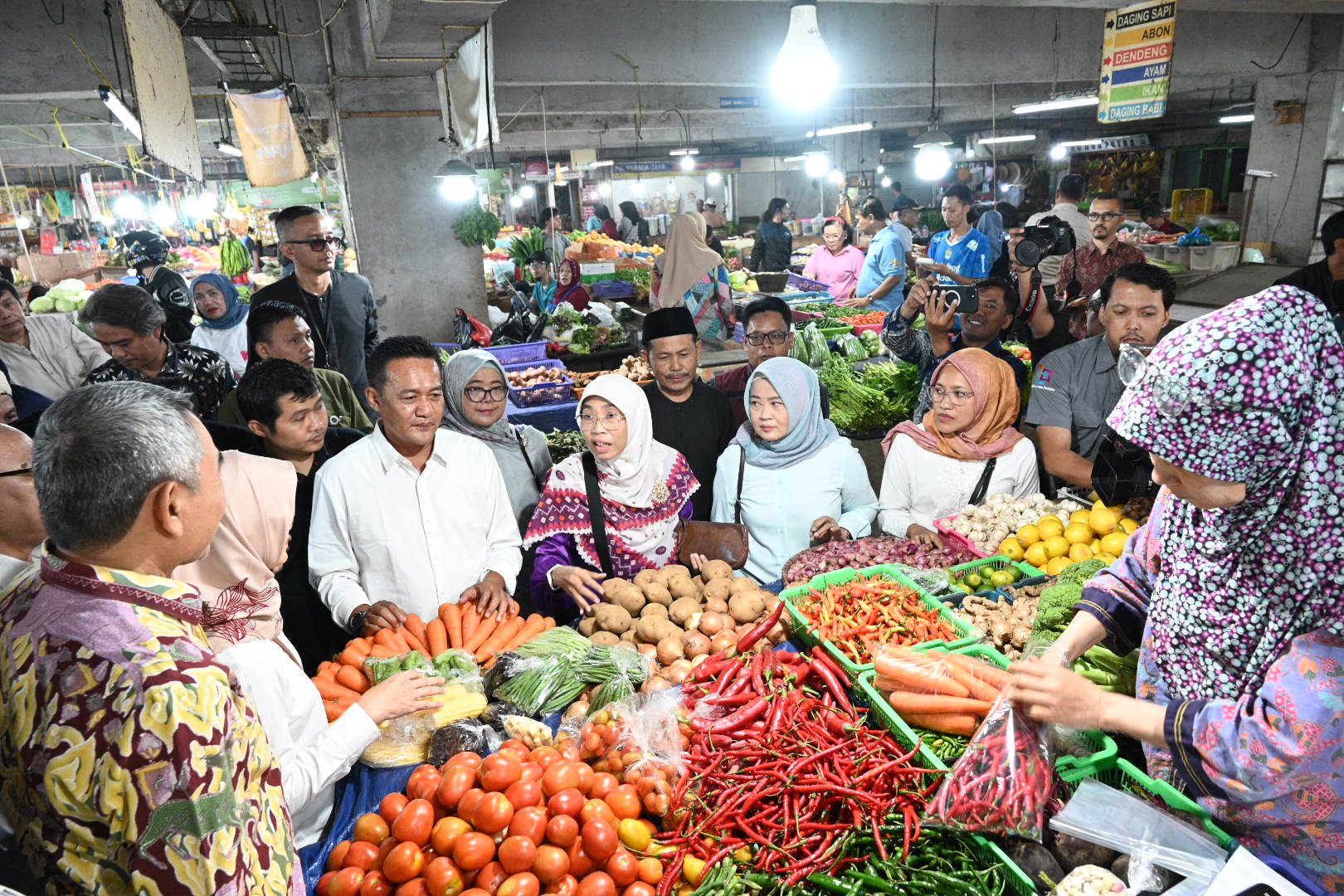 Tim Kunjungan Kerja Badan Aspirasi Masyarakat (BAM) DPR RI dipimpin Ketua BAM DPR RI, Netty Prasetiyani, saat mengecek kestabilan harga pangan di Bandung, Jawa Barat, Kamis (6/3/2025). Foto: Dep/vel.