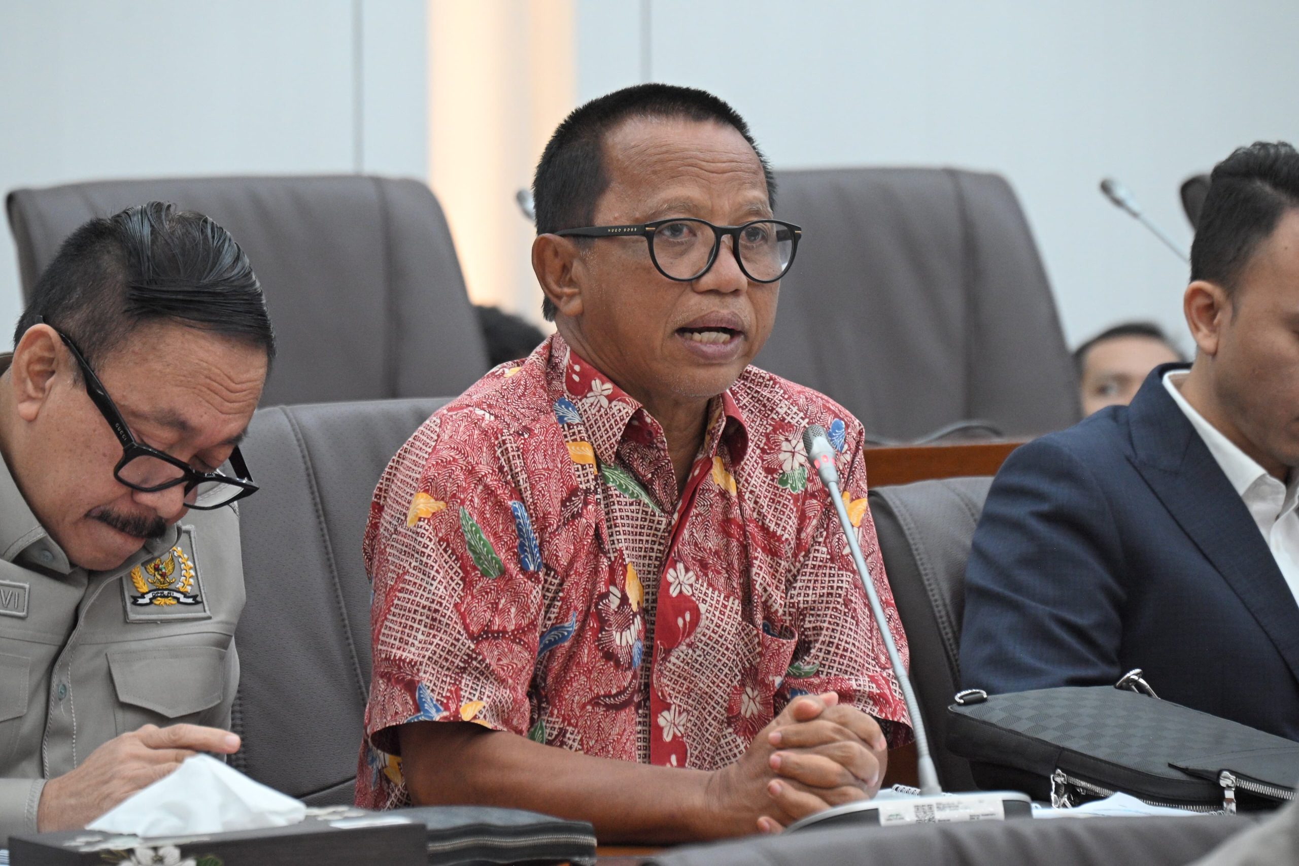 Anggota Komisi VI DPR RI Khilmi, saat mengikuti Rapat Kerja (Raker) dengan Kementerian Perdagangan (Kemendag) dan RDP (Rapat Dengar Pendapat) dengan Direktur Utama Perum Bulog, di Gedung Nusantara I, Senayan, Jakarta, Senin (3/3/2025). Foto: Farhan/vel.