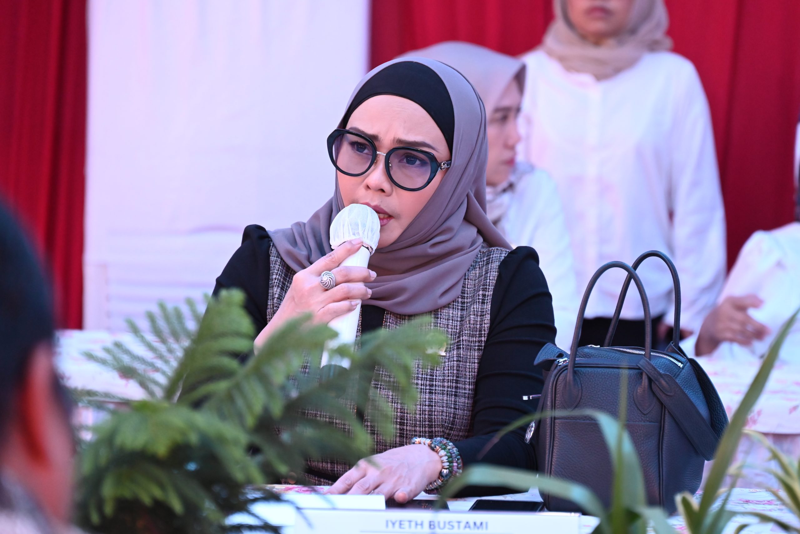 Anggota Komisi XII DPR RI, Iyeth Bustami, saat Kunjungan Kerja Spesifik Komisi XII DPR RI ke TBBM Panjang Pertamina (Persero) dan PLN UID Lampung, Kecamatan Rajabasa, Kota Bandar Lampung, Provinsi Lampung, Rabu (12/3/2025). Foto: Saum/vel.