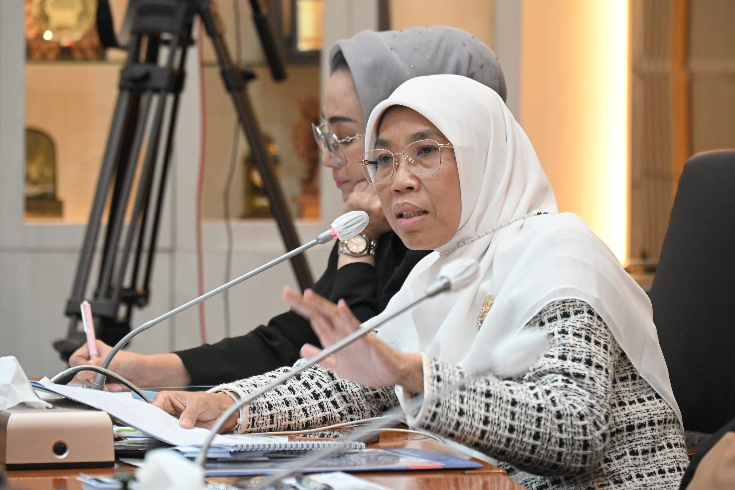 Anggota Komisi IX DPR RI Netty Prasetiyani dalam rapat kerja bersama Menteri Ketenagakerjaan, Dewan Pengawas serta Direktur Utama BPJS Kesehatan dan BPJS Ketenagakerjaan di Gedung Nusantara II, DPR RI, Senayan, Jakarta, Selasa (11/03/2025). Foto : Hans/Andri.