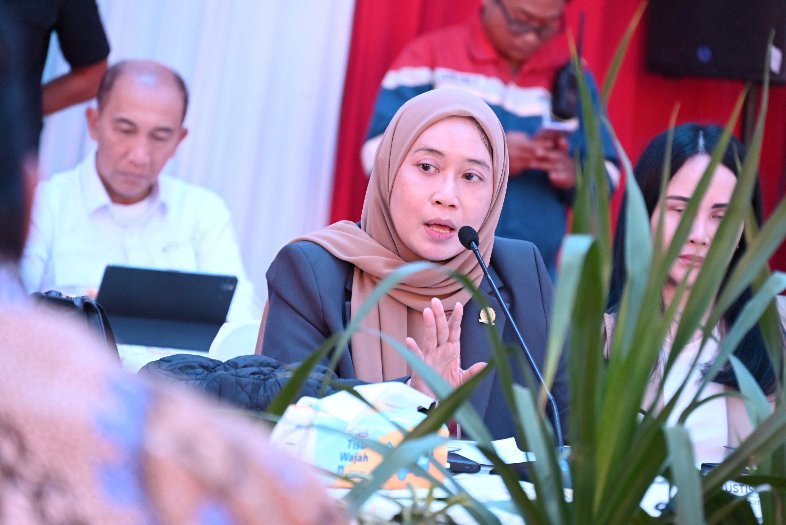 Anggota Komisi XII DPR RI, Dewi Yustisiana, saat Kunjungan Kerja Spesifik Komisi XII DPR RI ke TBBM Panjang Pertamina (Persero) dan PLN UID Lampung, Kecamatan Rajabasa, Kota Bandar Lampung, Provinsi Lampung, Rabu (12/3/2025). Foto: Saum/vel.