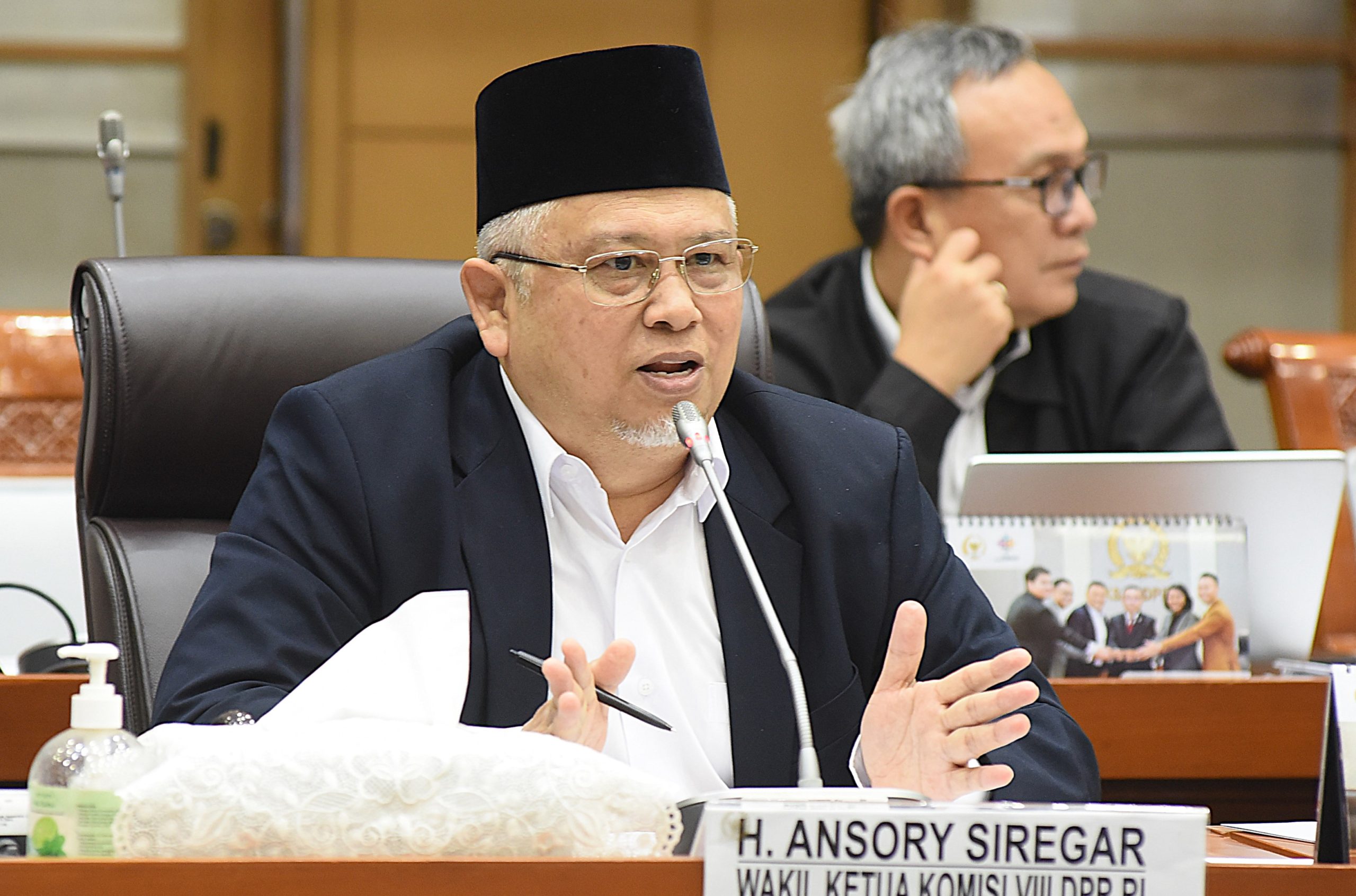 Wakil Ketua Komisi VIII DPR RI, Ansory Siregar dalam Rapat Dengar Pendapat (RDP) dan Rapat Dengar Pendapat Umum (RDPU) dengan Ketua Dewan Pengawas Badan Pengelola Keuangan Haji (BPKH) serta Ketua Majelis Ulama Indonesia (MUI) di Nusantara II, DPR RI, Senayan, Jakarta, Kamis (13/3/2025). Foto : Arief/Andri.