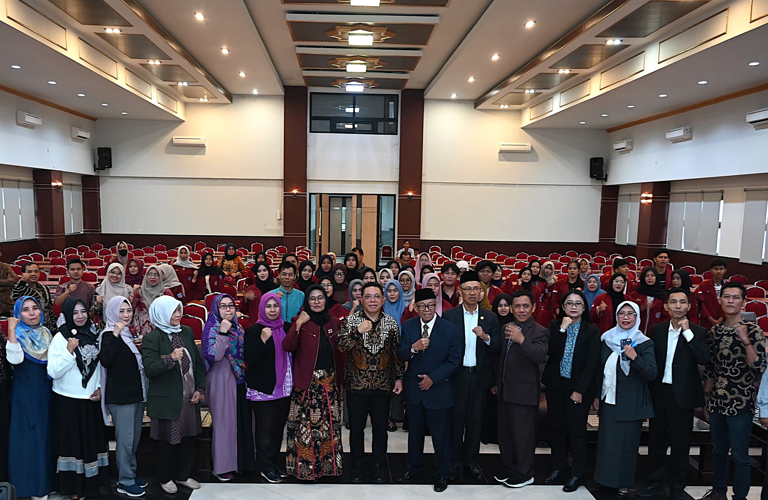 Ketua Badan Keahlian DPR RI Inosentius Samsul foto bersama usai Focus Group Discussion (FGD) dan Nota Kesepahaman (Memorandum of Understanding/MoU) dengan Universitas Bina Bangsa di Serang, Banten, Jumat (7/3/2025). Foto : Hira/Andri.