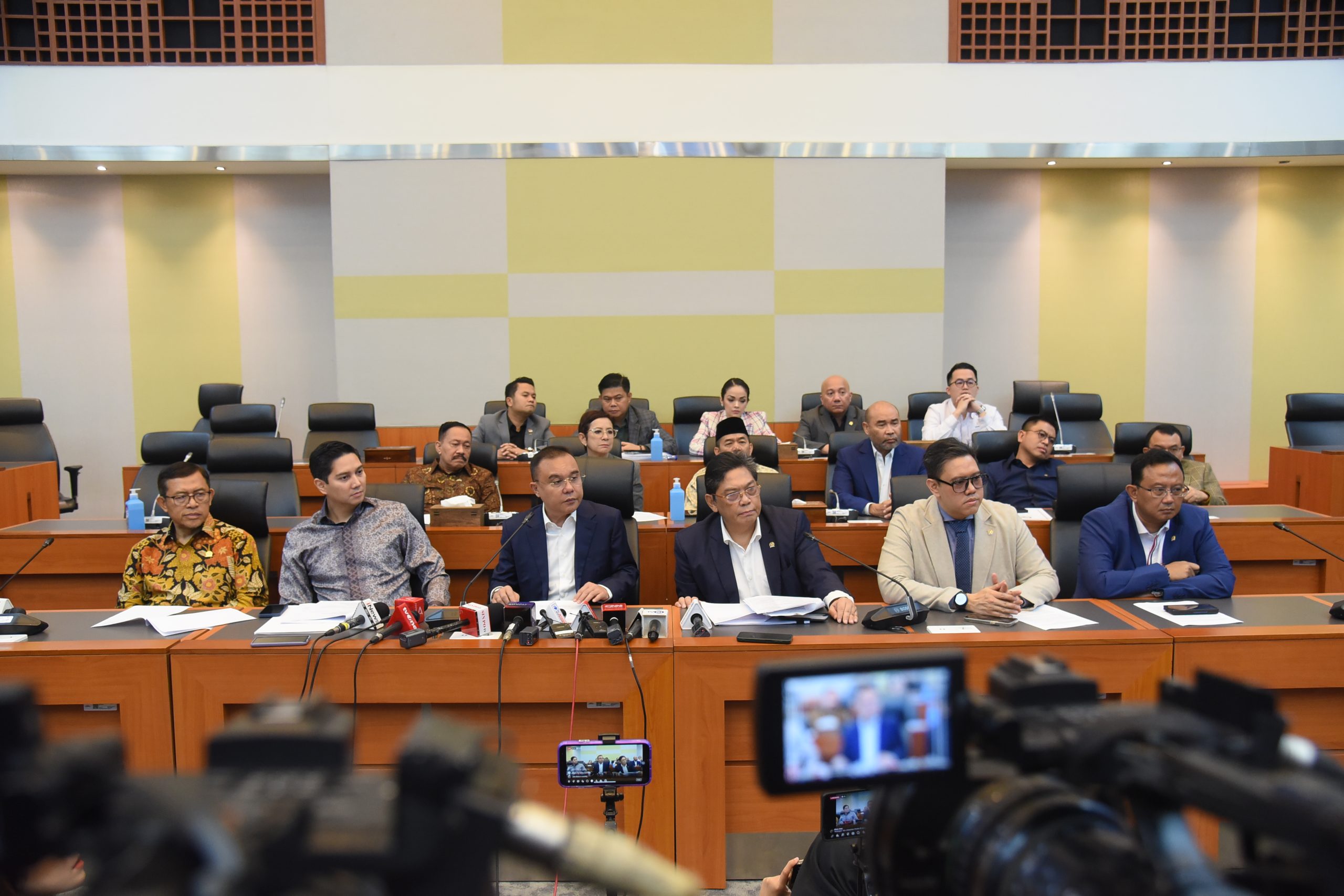 Wakil Ketua DPR RI Sufmi Dasco Ahmad bersama Pimpinan Komisi I dan perwakilan delapan fraksi saat menggelar konferensi pers terkait revisi UU TNI di Gedung Nusantara II DPR RI, Senayan, Jakarta, Senin (17/3/2025). Foto: Arief/vel.