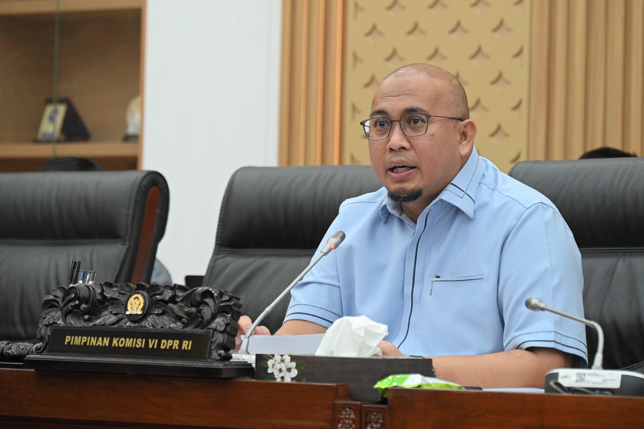 Wakil Ketua Komisi VI DPR RI Andre Rosiade, saat memimpin Rapat Dengar Pendapat (RDP) dengan Direktur Utama PGN dan Pertamina Hulu Energi di Ruang Rapat Komisi VI, Gedung Nusantara I DPR RI, Senayan, Jakarta, Rabu (12/3/2025). Foto: Farhan/vel.