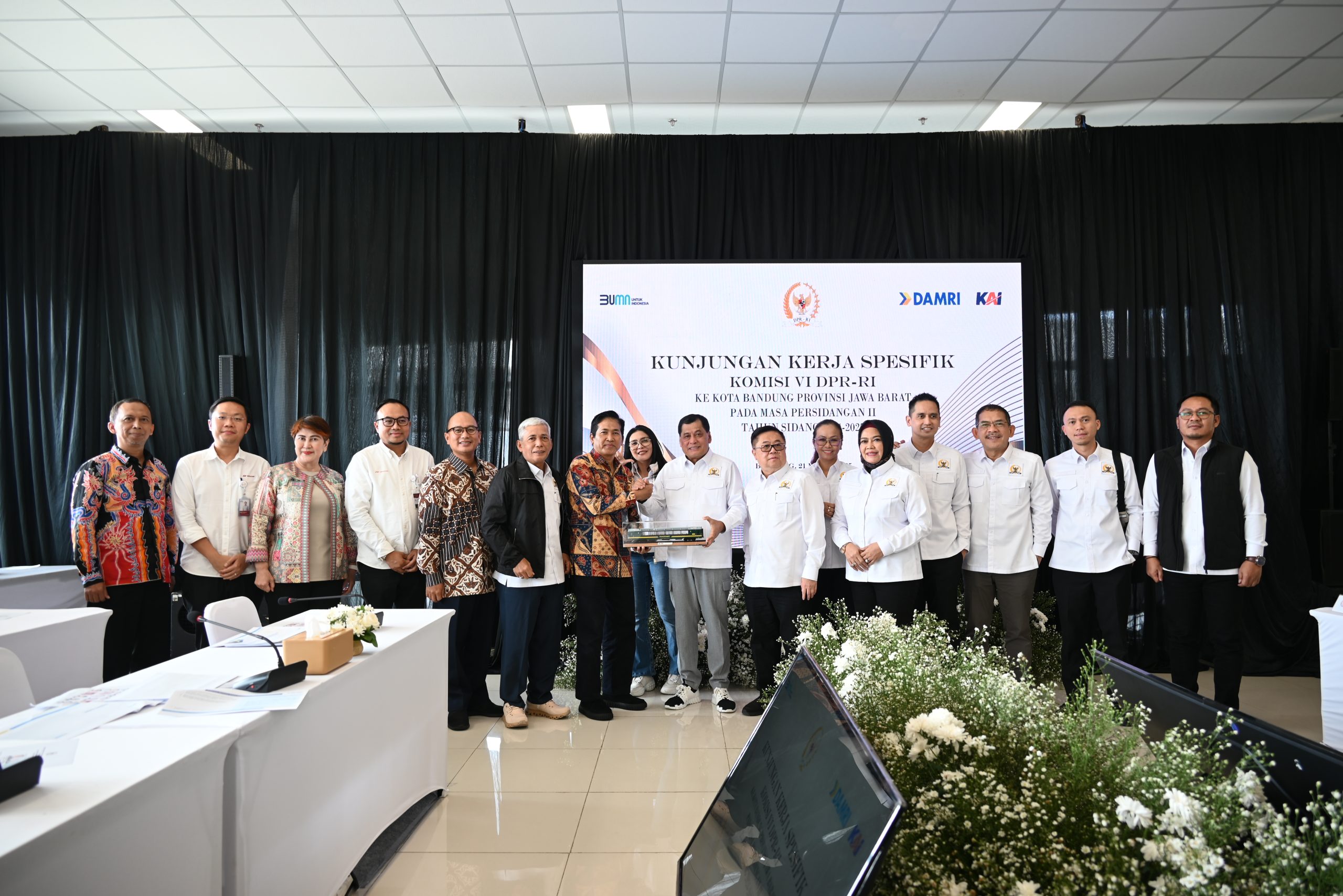 Wakil Ketua Komisi VI DPR RI, Nurdin Halid, bersama tim dalam foto bersama usai agenda Kunjungan Kerja Spesifik Komisi VI DPR RI dengan Kementerian BUMN, PT KAI (Persero), KCIC, dan Perum Damri di Stasiun Kereta Cepat Tegalluar Summarecon, Kabupaten Bandung, Jawa Barat, Jumat (21/3/2025). Foto: Saum/vel.