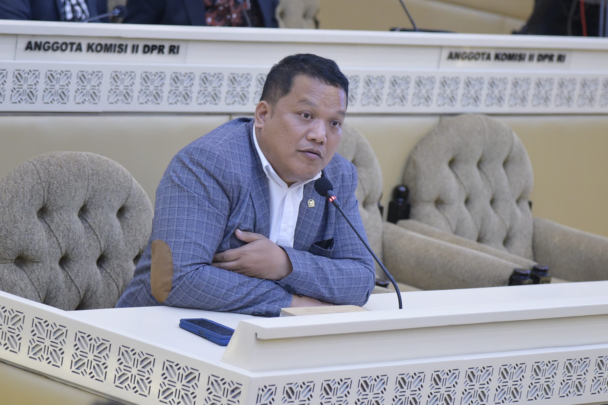 Anggota Komisi II DPR RI, Edi Oloan Pasaribu, saat mengikuti Rapat Dengar Pendapat (RDP) dan Rapat Dengar Pendapat Umum (RDPU) Komisi II DPR RI di Kompleks Parlemen, Senayan, Jakarta, Selasa (4/3/2025). Foto: Munchen/vel.