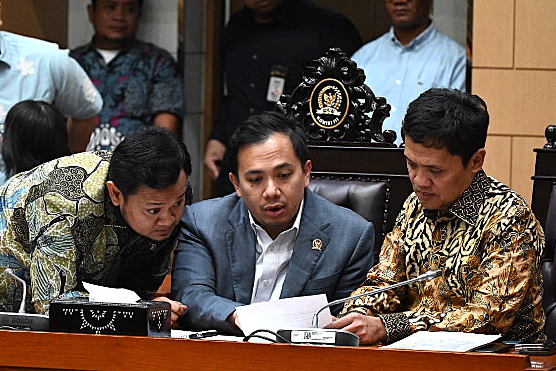 Anggota Komisi III Gilang Dhielafararez dalam Rapat Dengar Pendapat Umum (RDPU) dengan Jampidum Kejagung, Dirtipideksus, Bareskrim Polri, di Gedung Nusantara II, Senayan, Jakarta, Senin (17/3/2025). Foto : Devi/Andri.