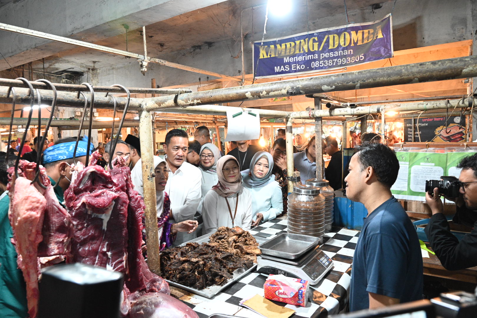 Ketua BAM DPR RI Netty Prasetiyani saat melakukan kunjungan kerja ke Pasar Kosambi, di Bandung, Jawa Barat, Kamis (6/3/2025). Foto : Devi/Andri.