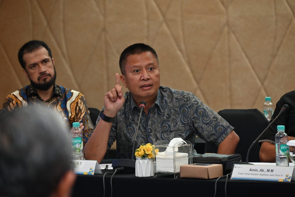 Anggota BAKN DPR RI, Bertu Merlas, saat mengikuti Rapat Dengar Pendapat antara Tim Kunjungan Kerja BAKN DPR RI dengan jajaran Direksi PT. Pupuk Sriwidjaja (Pusri) Palembang, Sumatera Selatan, Kamis (27/02/2025). Foto: Kiki/vel.