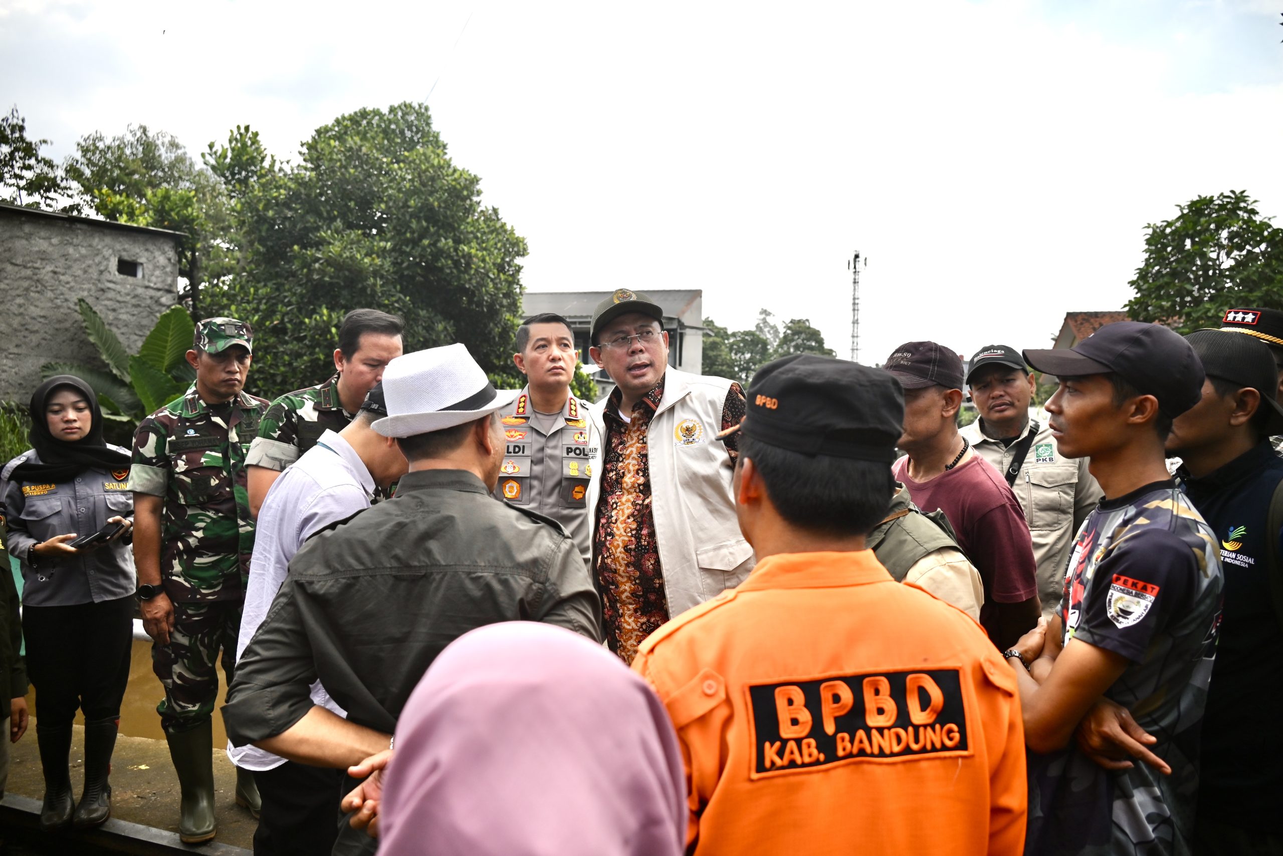 Wakil Ketua DPR RI Cucun Ahmad Syamsurijal usai memberikan bantuan kepada masyarakat Desa Dayeh Kulot yang terdampak bencana banjir, Kabupaten Bandung Timur, Jawa Barat, Selasa, (11/03/2025). Foto : Upi/Andri.