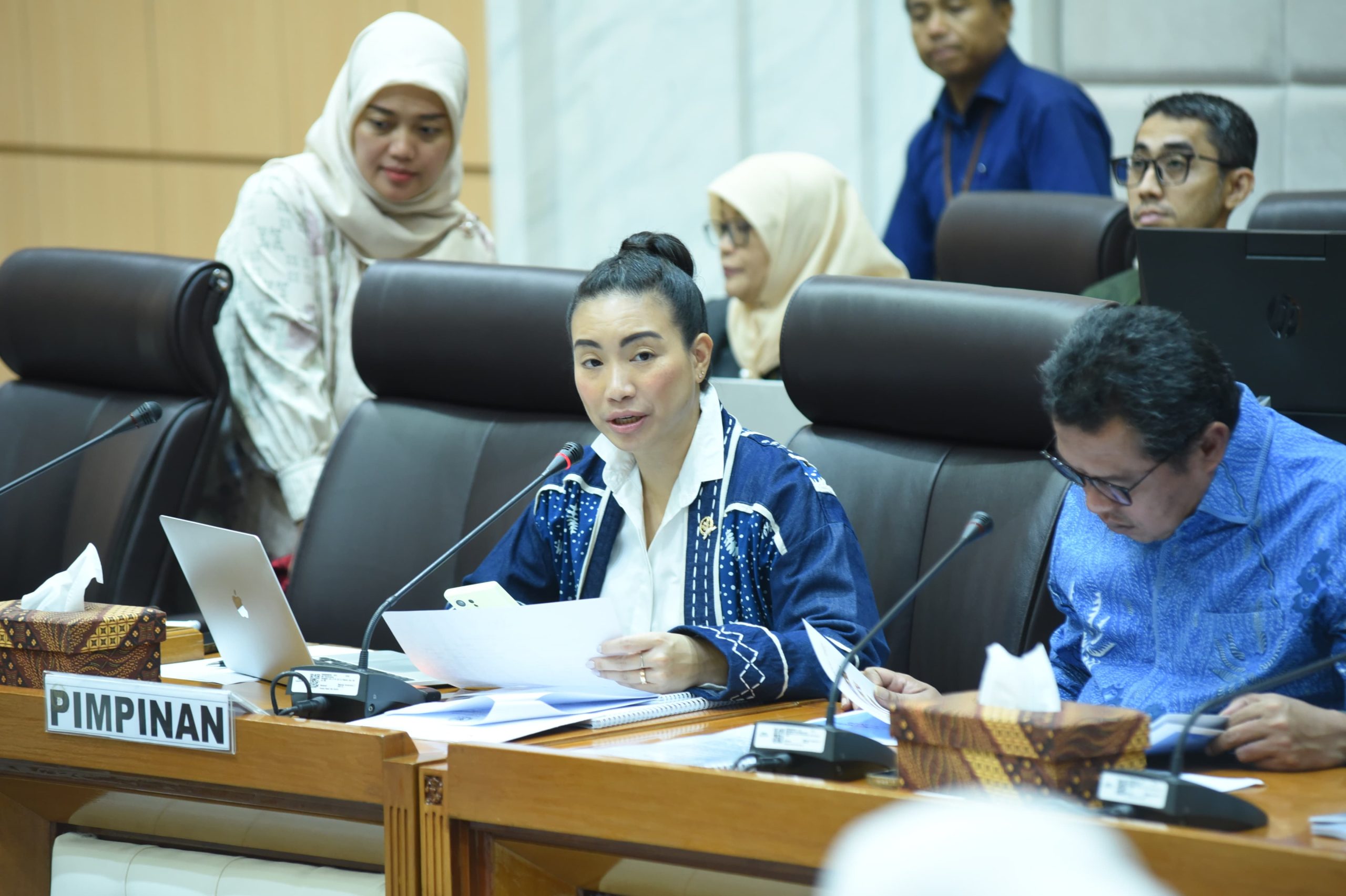 Wakil Ketua Komisi VII DPR RI, Rahayu Sarawati, saat memimpin Rapat Kerja dengan Menteri Ekonomi Kreatif/Kepala Badan Ekonomi Kreatif RI di Gedung Nusantara I, Senayan, Jakarta, Rabu (19/3/2025). Foto: Jaka/vel.