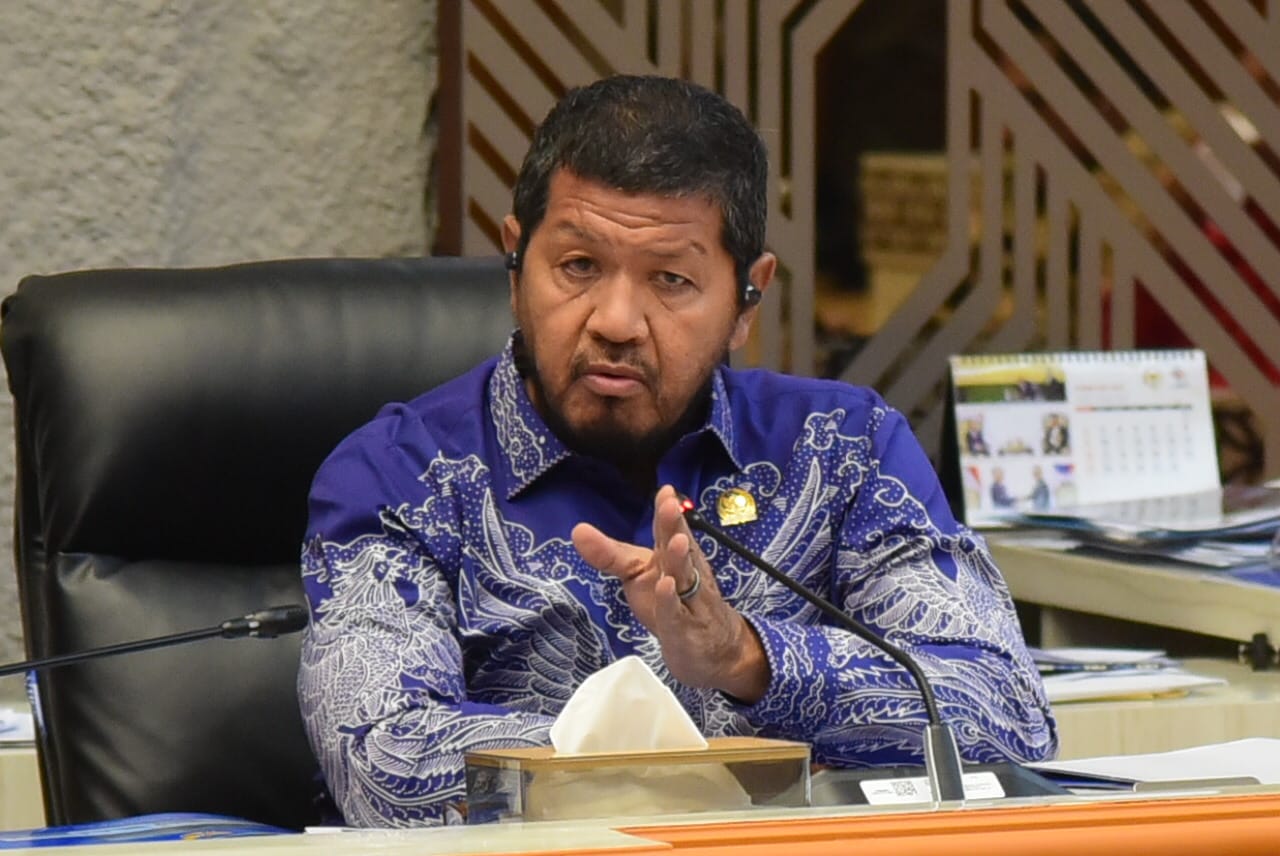 Wakil Ketua Komisi V DPR RI Roberth Rouw, dalam rapat kerja Komisi V DPR RI dengan Menteri Perhubungan dan Menteri Pekerjaan Umum dan Perumahan Rakyat (PUPR) di Ruang Rapat Komisi V DPR RI, Senayan, Jakarta, Selasa (11/3/2025). Foto: Oji/vel.