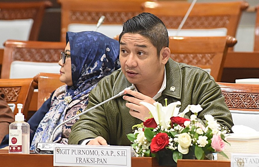 Anggota Komisi VIII DPR RI, Sigit Purnomo Said saat Rapat Kerja dengan Menteri Agama RI serta Kepala Badan Penyelenggara Haji dan Rapat Dengar Pendapat dengan Kepala Badan Pelaksana Badan Pengelola Keuangan Haji, Rabu (12/3/2025). Foto : Arief/Andri.