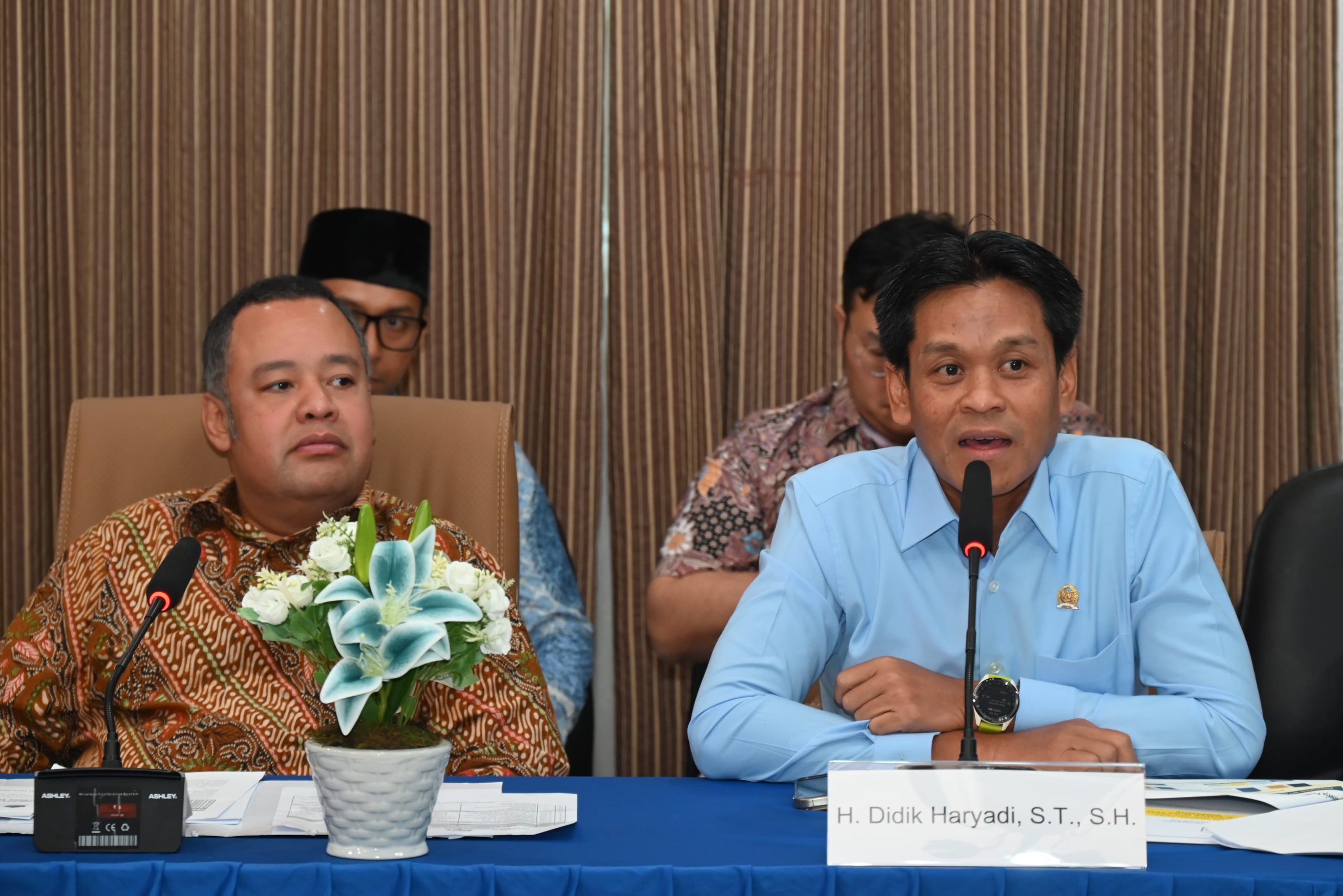 Anggota Komisi XI DPR RI Didik Haryadi (kanan), saat mengikuti pertemuan Komisi XI DPR dengan Direktur Jenderal Pajak Suryo Utomo dan Kepala Kantor Pelayanan Pajak (KPP) Surakarta Herry Wirawan, di Surakarta (Solo), Jawa Tengah, Jumat (14/3/2025). Foto: Husen/vel.