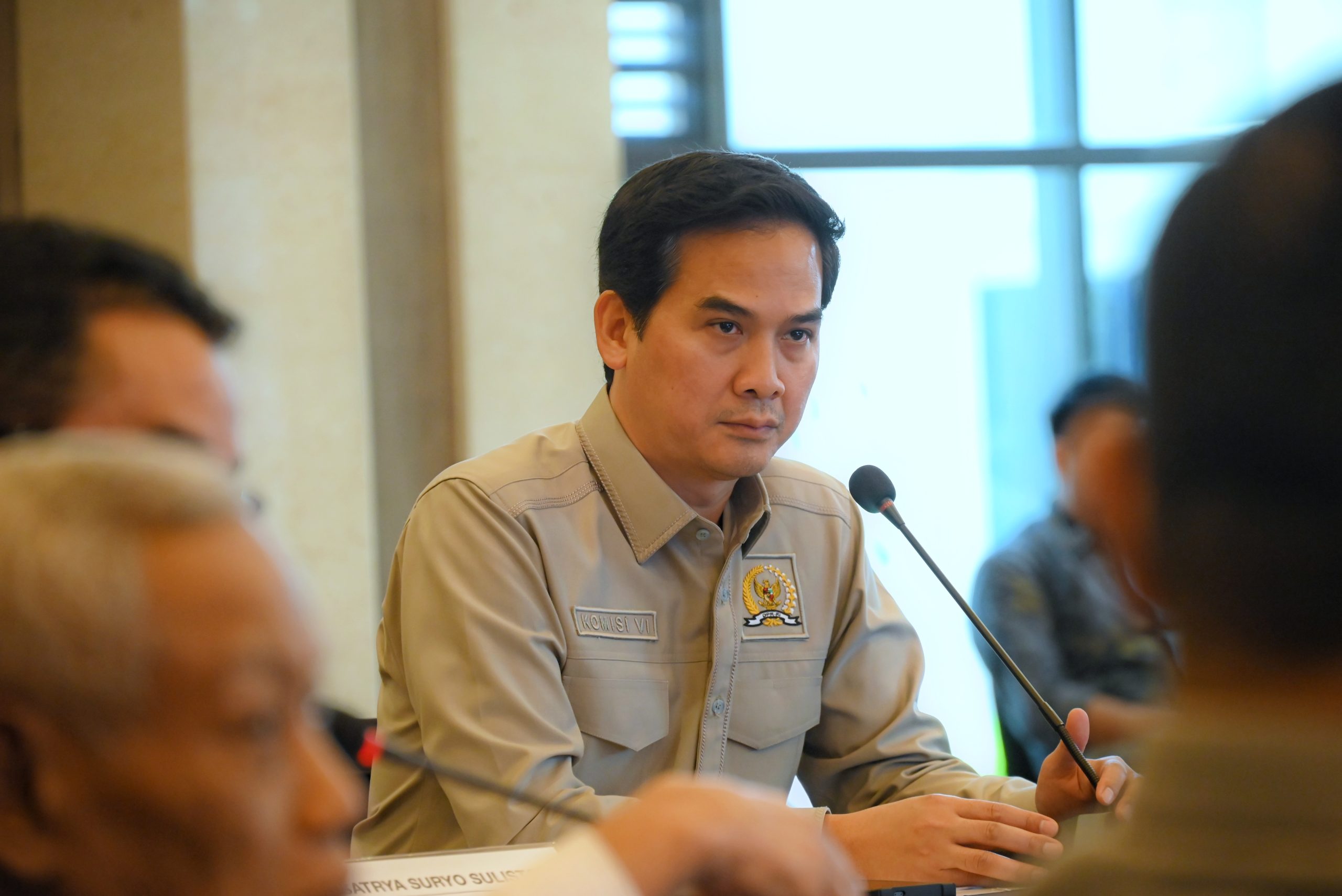 Ketua Komisi VI DPR RI, Adisatrya Sulisto, saat memimpin pertemuan Komisi VI dengan Kementerian BUMN serta jajaran dalam bidang transportasi udara di Yogyakarta, Jumat (21/3/2025). Foto: Mentari/vel.