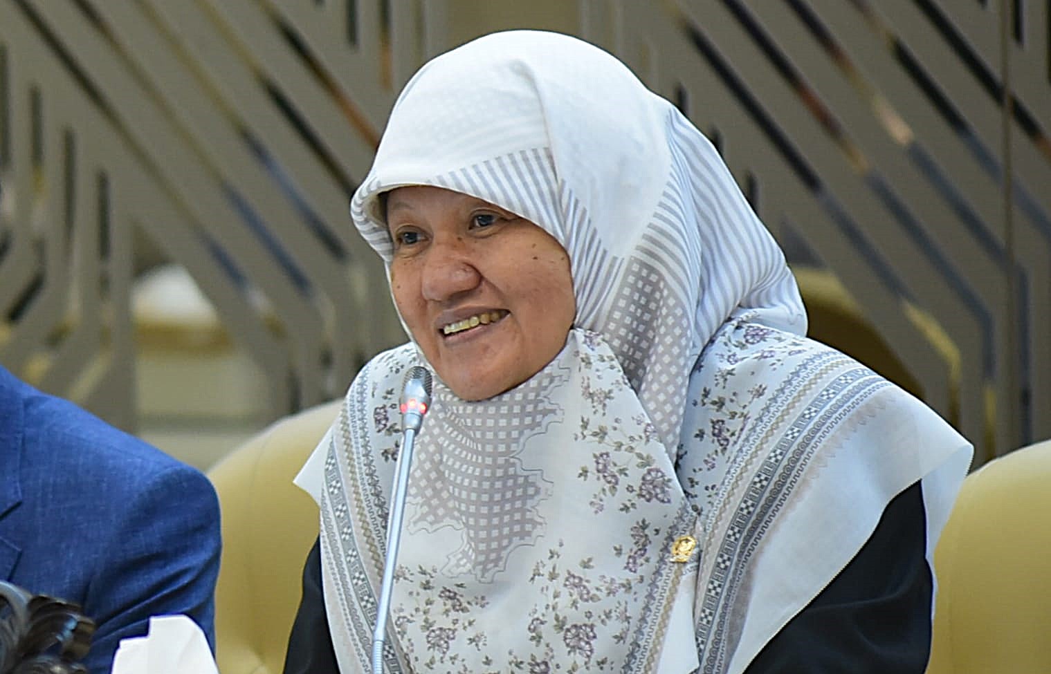 Anggota Komisi V DPR RI Reni Astuti dalam Rapat Dengar Pendapat Umum (RDPU) dengan MTI dan Badan Perlindungan Konsumen, membahas masukan terkait penyusunan RUU LLAJ (Lalu Lintas dan Angkutan Jalan), di Gedung Nusantara, Senayan, Jakarta, Kamis (6/3/2025).