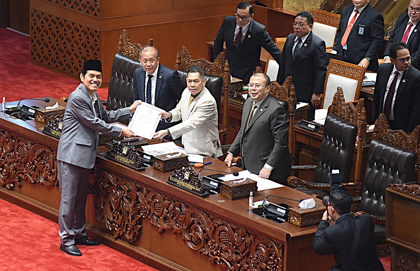 Wakil Ketua DPR RI Adies Kadir menerima laporannya tentang evaluasi Pimpinan DKPP dari Wakil Ketua Komisi II DPR Zulfikar Arse Sadikin dalam Rapat Paripurna di Gedung Nusantara II, Senayan, Jakarta, Kamis (6/3/2025). Foto : Arief/Andri.